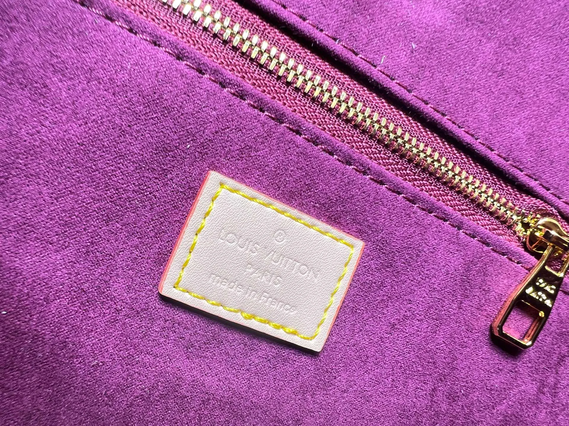 Batch 280💰Upgraded original M25877 Again handbag, this is a new interpretation of the iconic Artsy design first launched in 2010, now more flexible, more iconic, and more refined in craftsmanship. Rooted in LV’s DNA, this bag pays homage to Louis Vuitton’s craftsmanship with its classic Monogram canvas base, hand-woven handles and customizable name tag. It's spacious enough to hold a laptop and opens to reveal multiple pockets. Gold hooks can be used to hang playful accessories! ! Size:50x30x15.5CM