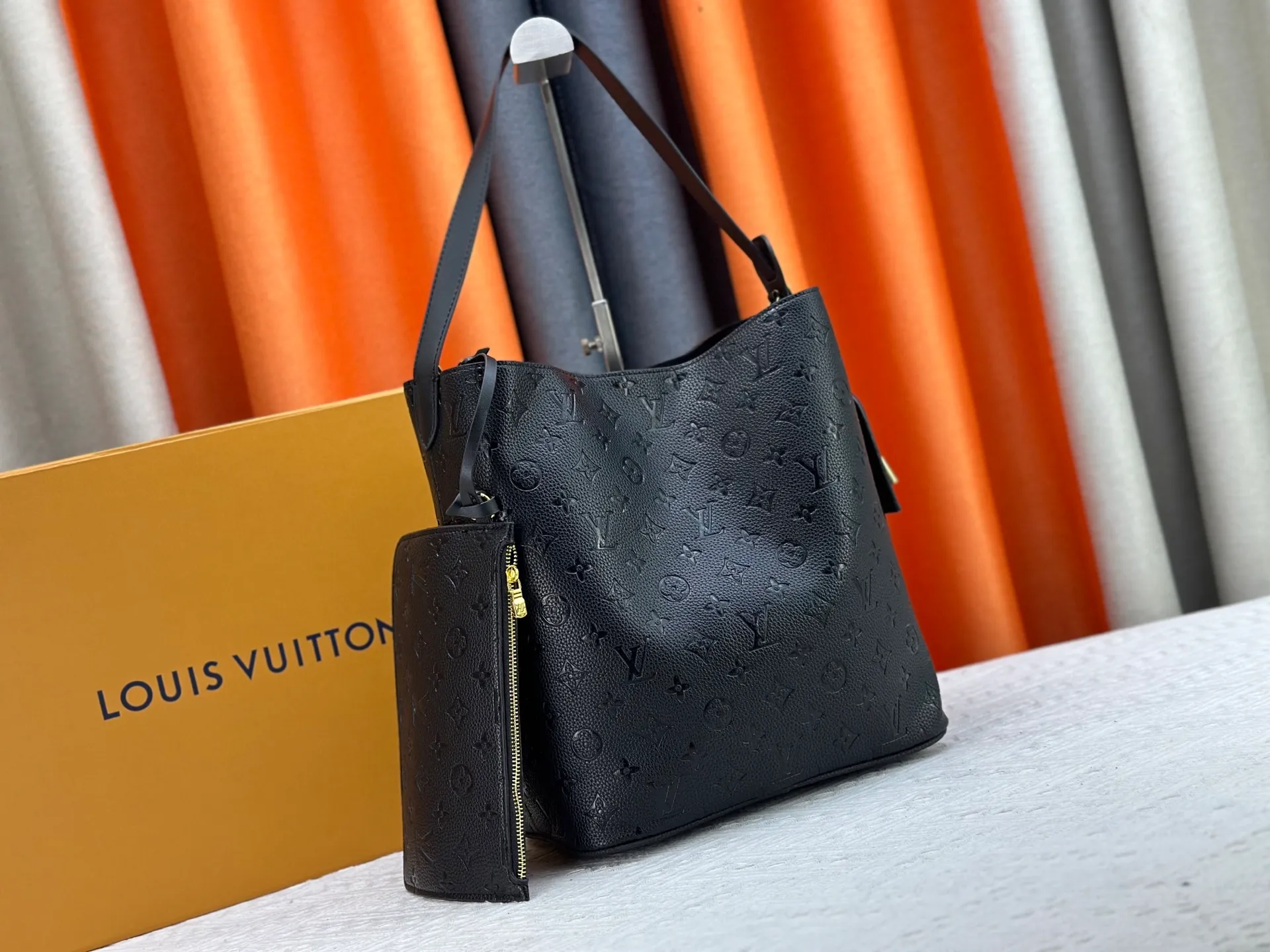 P240 Upgraded original M12925 M12926 M13480 M13044 M14356 M13045 M13089 This All In handbag is made of Monogram cow leather with shiny metal parts, and the iconic padlock and nameplate highlight the classic style. The adjustable shoulder strap continues the brand's trunk-making heritage, and the leather shoulder strap adds cross-body and shoulder carry options. The foldable design enables the silhouette to be retracted and retracted freely, providing ample space for daily use. 30.0 x 25.0 x 17.0 cm (length x height x width)