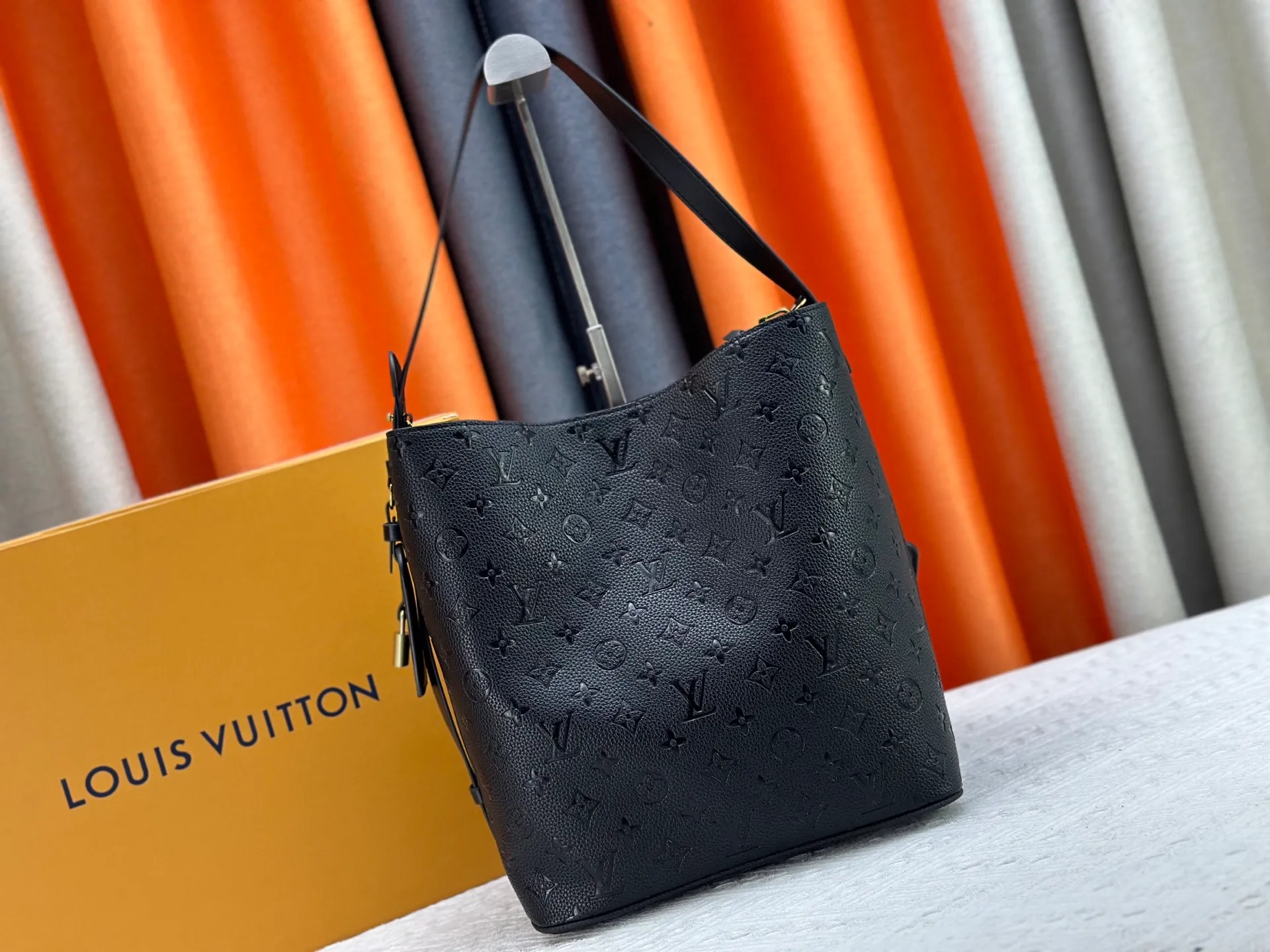 P240 Upgraded original M12925 M12926 M13480 M13044 M14356 M13045 M13089 This All In handbag is made of Monogram cow leather with shiny metal parts, and the iconic padlock and nameplate highlight the classic style. The adjustable shoulder strap continues the brand's trunk-making heritage, and the leather shoulder strap adds cross-body and shoulder carry options. The foldable design enables the silhouette to be retracted and retracted freely, providing ample space for daily use. 30.0 x 25.0 x 17.0 cm (length x height x width)