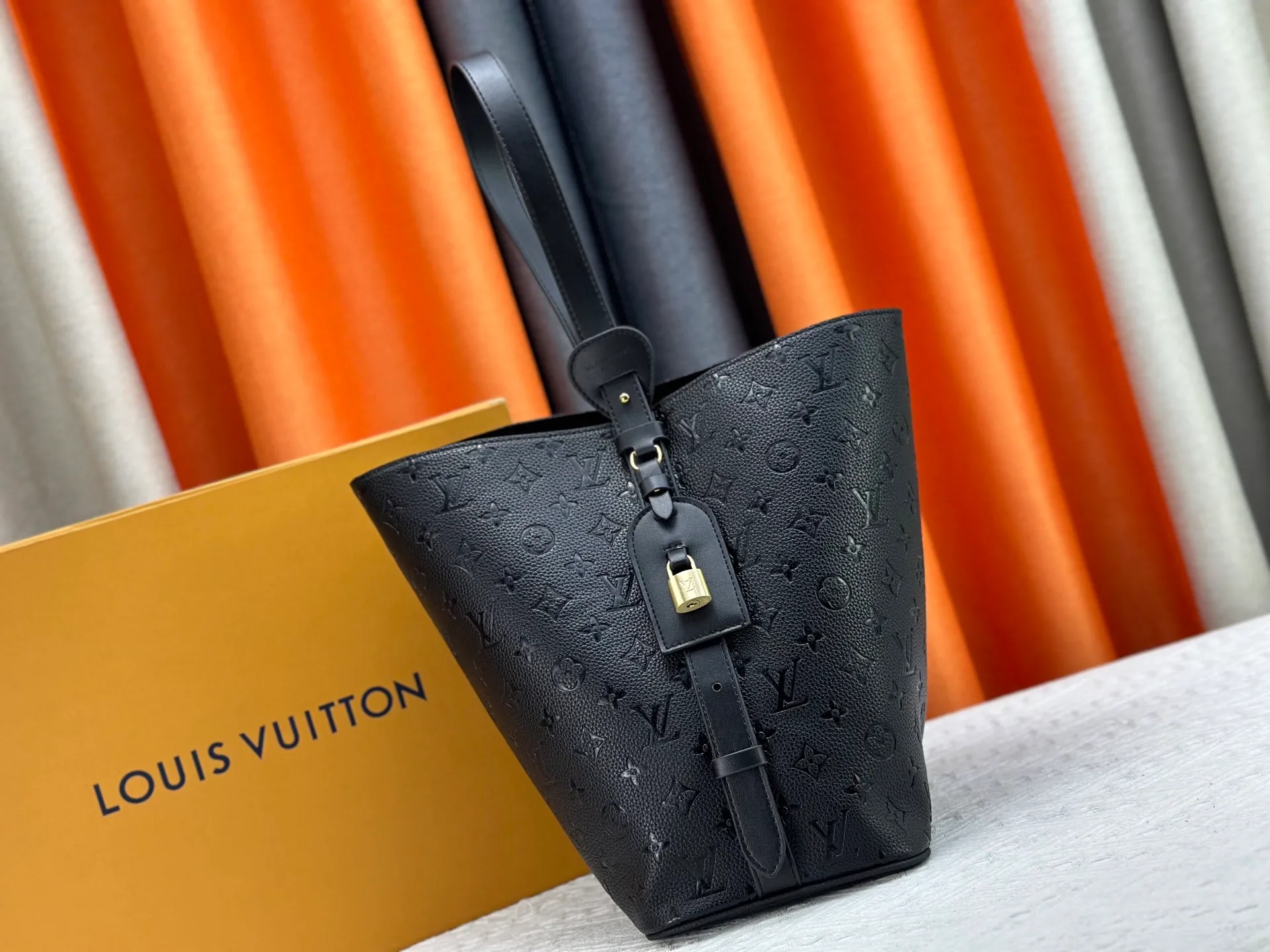 P240 Upgraded original M12925 M12926 M13480 M13044 M14356 M13045 M13089 This All In handbag is made of Monogram cow leather with shiny metal parts, and the iconic padlock and nameplate highlight the classic style. The adjustable shoulder strap continues the brand's trunk-making heritage, and the leather shoulder strap adds cross-body and shoulder carry options. The foldable design enables the silhouette to be retracted and retracted freely, providing ample space for daily use. 30.0 x 25.0 x 17.0 cm (length x height x width)
