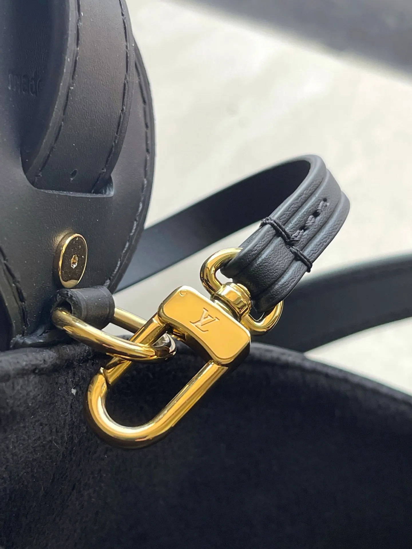 💰980 (top-grain leather) top original order M13480 black. This AlInBB handbag integrates modern design concepts into elegant silhouette and ample space. Monogram Empreinte leather craftsmanship creates a simple bucket bag structure, the iconic nameplate and metal padlock highlight the exquisite details, and the adjustable handle pays homage to the brand's trunk-making heritage. Dimensions: 16 × 18 × 12 cm