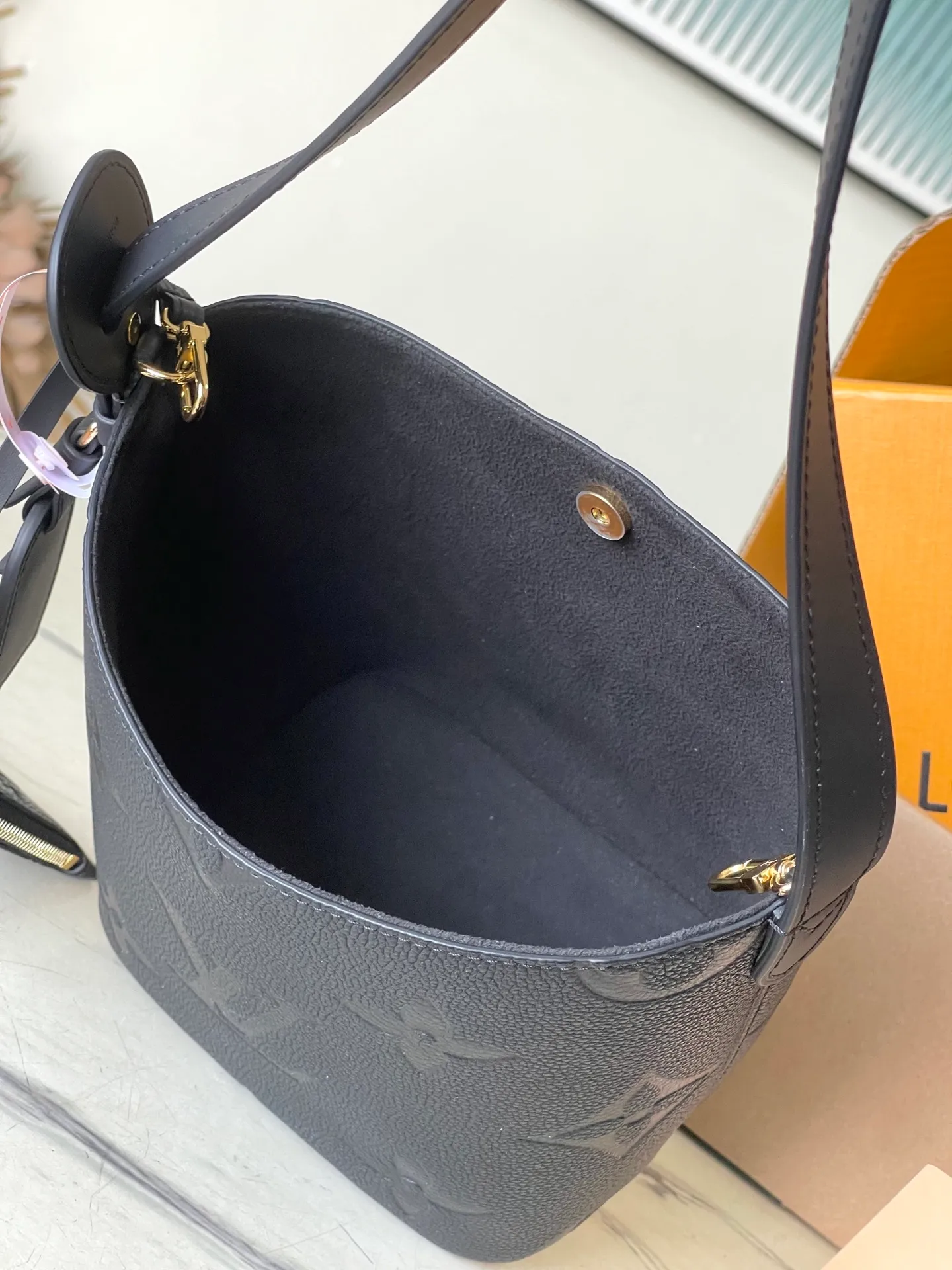 💰980 (top-grain leather) top original order M13480 black. This AlInBB handbag integrates modern design concepts into elegant silhouette and ample space. Monogram Empreinte leather craftsmanship creates a simple bucket bag structure, the iconic nameplate and metal padlock highlight the exquisite details, and the adjustable handle pays homage to the brand's trunk-making heritage. Dimensions: 16 × 18 × 12 cm