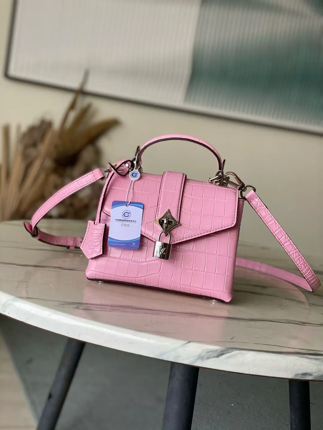 💰2000 "Special Original Leather" N80432 Crocodile Pink Small Rose des Vents small handbag is made of smooth and grained calfskin to outline elegant lines, and is embellished with a golden LV padlock to shine. Use the top handle and removable and adjustable shoulder strap to create an elegant elbow or practical cross-body style for everyday travel. Dimensions: length 19 width 8 height 13.5cm