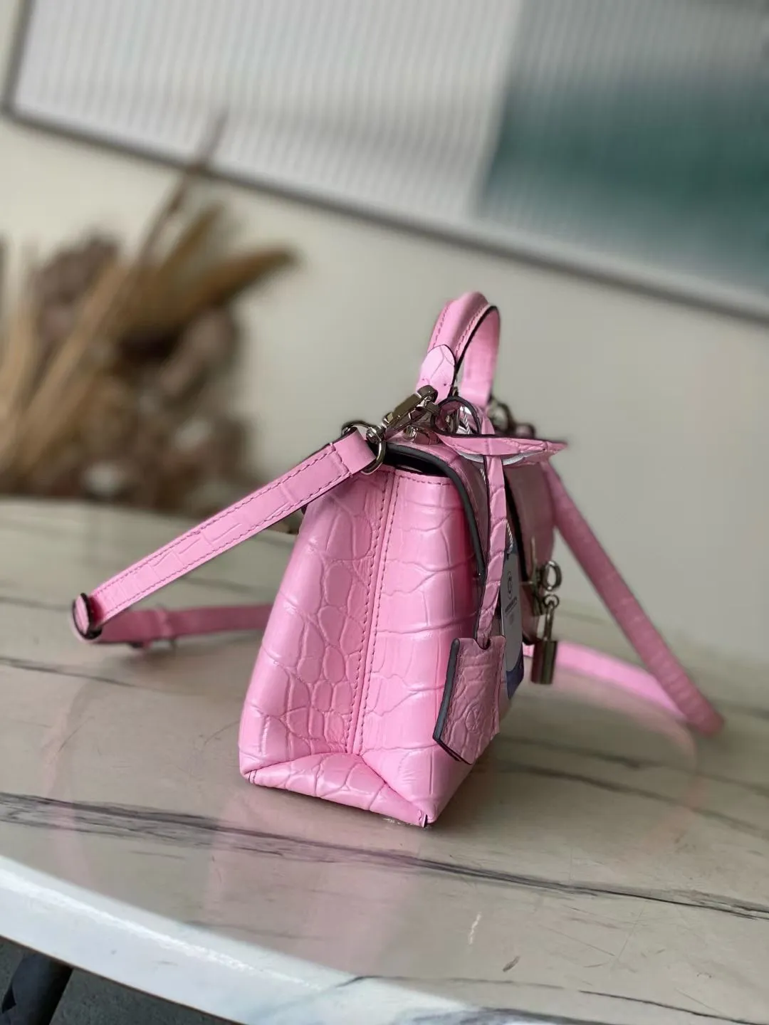 💰2000 "Special Original Leather" N80432 Crocodile Pink Small Rose des Vents small handbag is made of smooth and grained calfskin to outline elegant lines, and is embellished with a golden LV padlock to shine. Use the top handle and removable and adjustable shoulder strap to create an elegant elbow or practical cross-body style for everyday travel. Dimensions: length 19 width 8 height 13.5cm