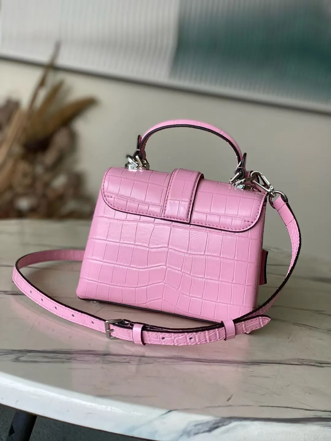 💰2000 "Special Original Leather" N80432 Crocodile Pink Small Rose des Vents small handbag is made of smooth and grained calfskin to outline elegant lines, and is embellished with a golden LV padlock to shine. Use the top handle and removable and adjustable shoulder strap to create an elegant elbow or practical cross-body style for everyday travel. Dimensions: length 19 width 8 height 13.5cm