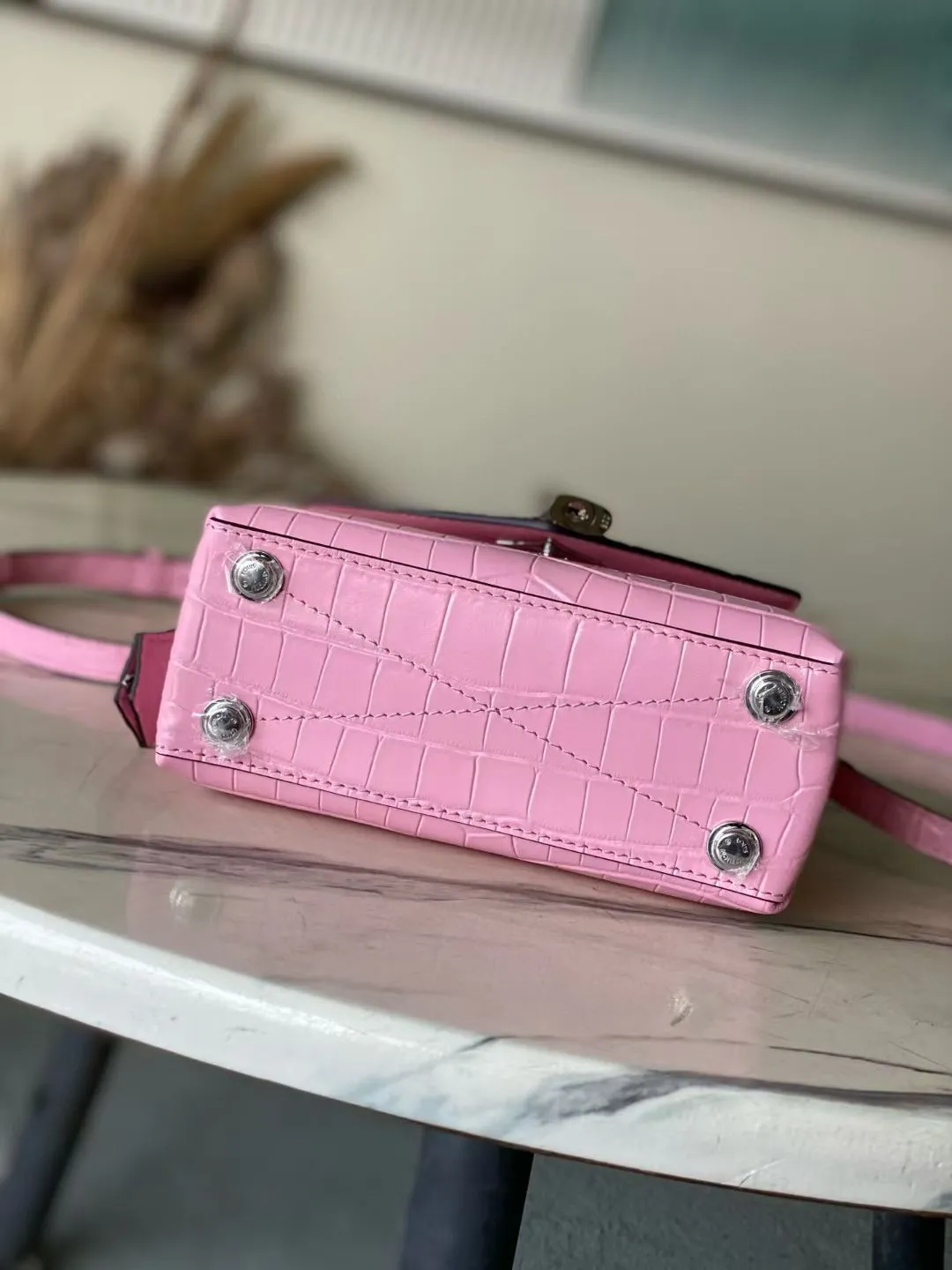 💰2000 "Special Original Leather" N80432 Crocodile Pink Small Rose des Vents small handbag is made of smooth and grained calfskin to outline elegant lines, and is embellished with a golden LV padlock to shine. Use the top handle and removable and adjustable shoulder strap to create an elegant elbow or practical cross-body style for everyday travel. Dimensions: length 19 width 8 height 13.5cm
