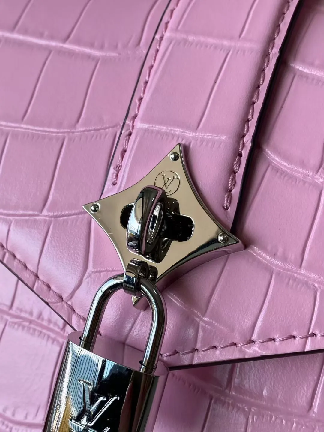 💰2000 "Special Original Leather" N80432 Crocodile Pink Small Rose des Vents small handbag is made of smooth and grained calfskin to outline elegant lines, and is embellished with a golden LV padlock to shine. Use the top handle and removable and adjustable shoulder strap to create an elegant elbow or practical cross-body style for everyday travel. Dimensions: length 19 width 8 height 13.5cm
