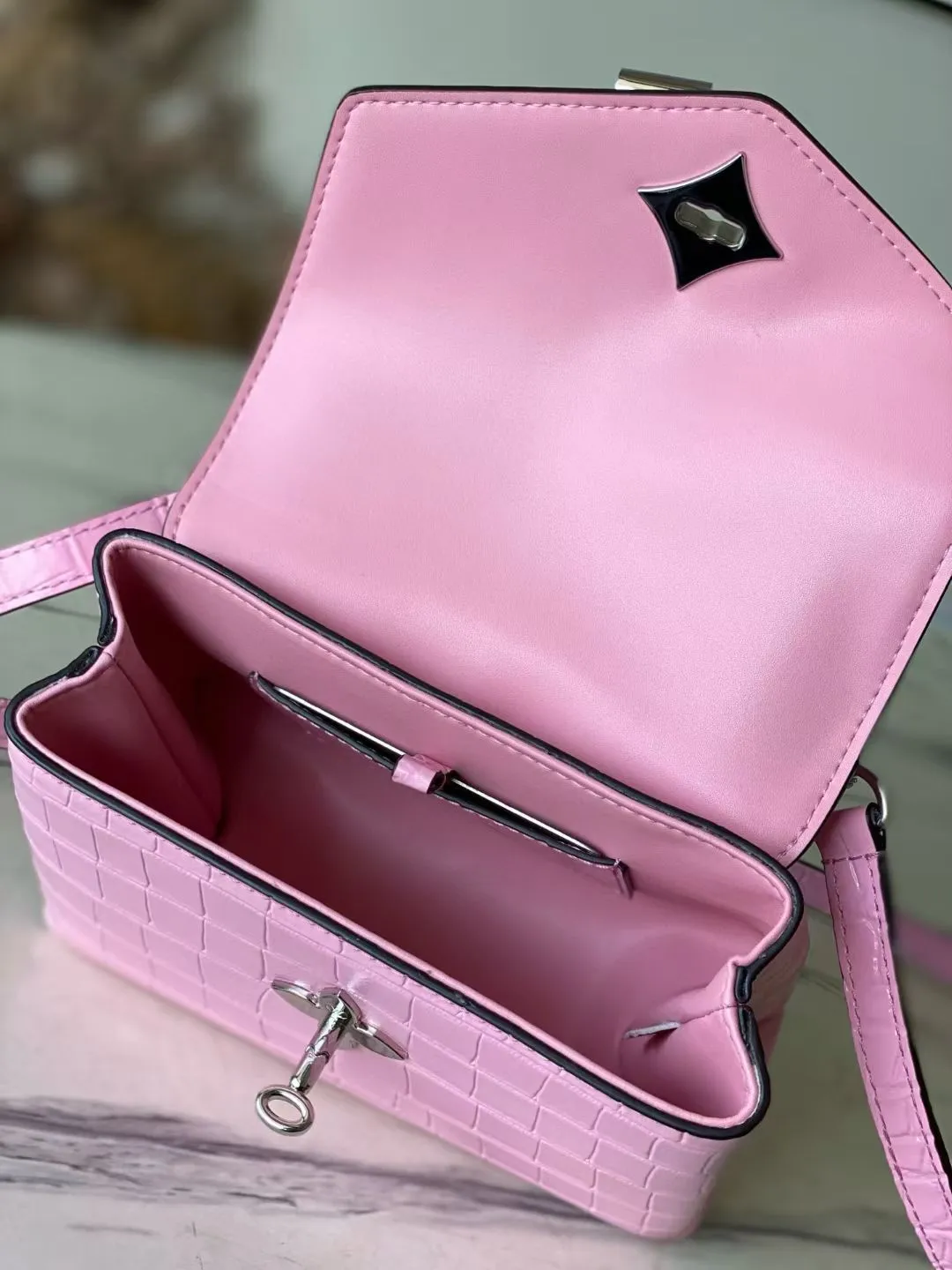 💰2000 "Special Original Leather" N80432 Crocodile Pink Small Rose des Vents small handbag is made of smooth and grained calfskin to outline elegant lines, and is embellished with a golden LV padlock to shine. Use the top handle and removable and adjustable shoulder strap to create an elegant elbow or practical cross-body style for everyday travel. Dimensions: length 19 width 8 height 13.5cm