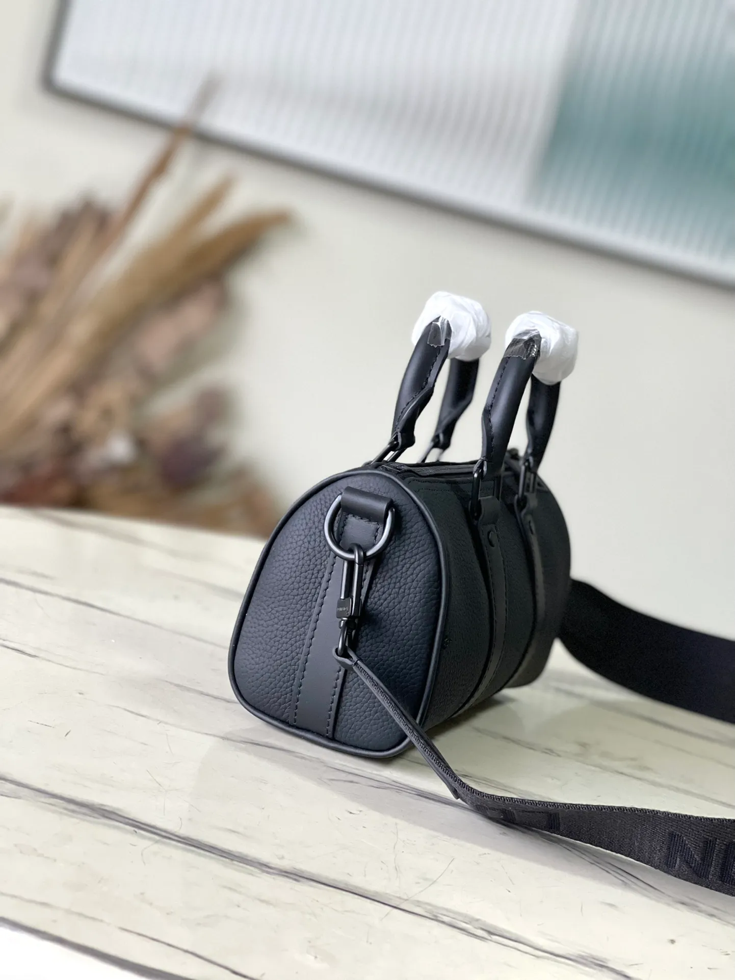 💰1040 (top layer leather) top original order M80950 This stylish mini version of the iconic Keeball uses the understated elegance of Aerogram leather. The fine calfskin is as soft as vintage aviation letters, accented by the LV initials in matte black metal. Stylish and modern look, the compact bag features leather handles and a removable jacquard strap for easy portability.