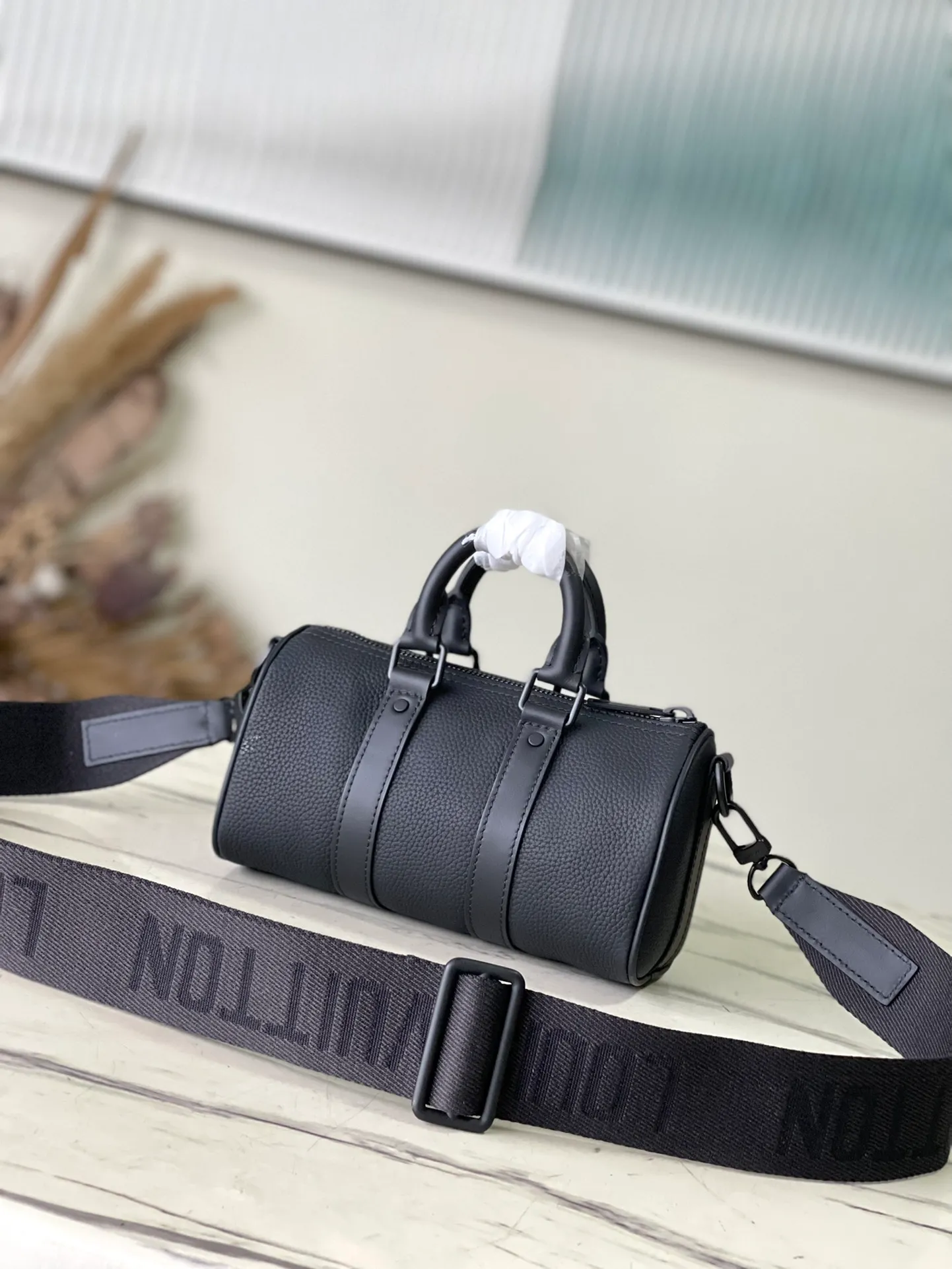 💰1040 (top layer leather) top original order M80950 This stylish mini version of the iconic Keeball uses the understated elegance of Aerogram leather. The fine calfskin is as soft as vintage aviation letters, accented by the LV initials in matte black metal. Stylish and modern look, the compact bag features leather handles and a removable jacquard strap for easy portability.