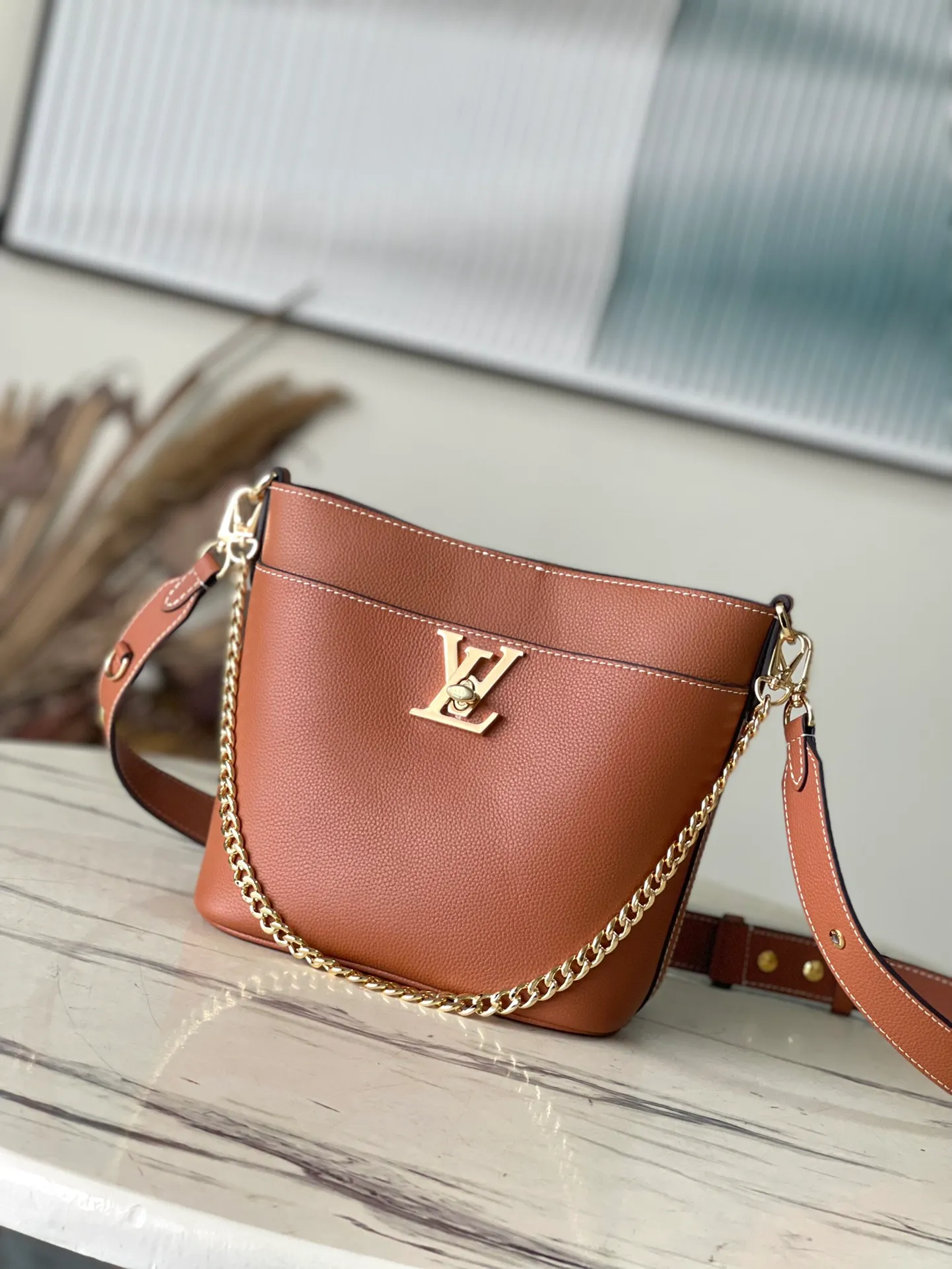💰1000 (top layer leather) top original M24006 brown Lock and Walk bucket bag is made of light and comfortable grained cow leather, calmly interpreting French style. The L twist lock opens the large front compartment for easy access to what you need on the go. The detachable shoulder strap and chain handle allow for a variety of carrying methods. Dimensions: 20 × 20.5 × 12 cm