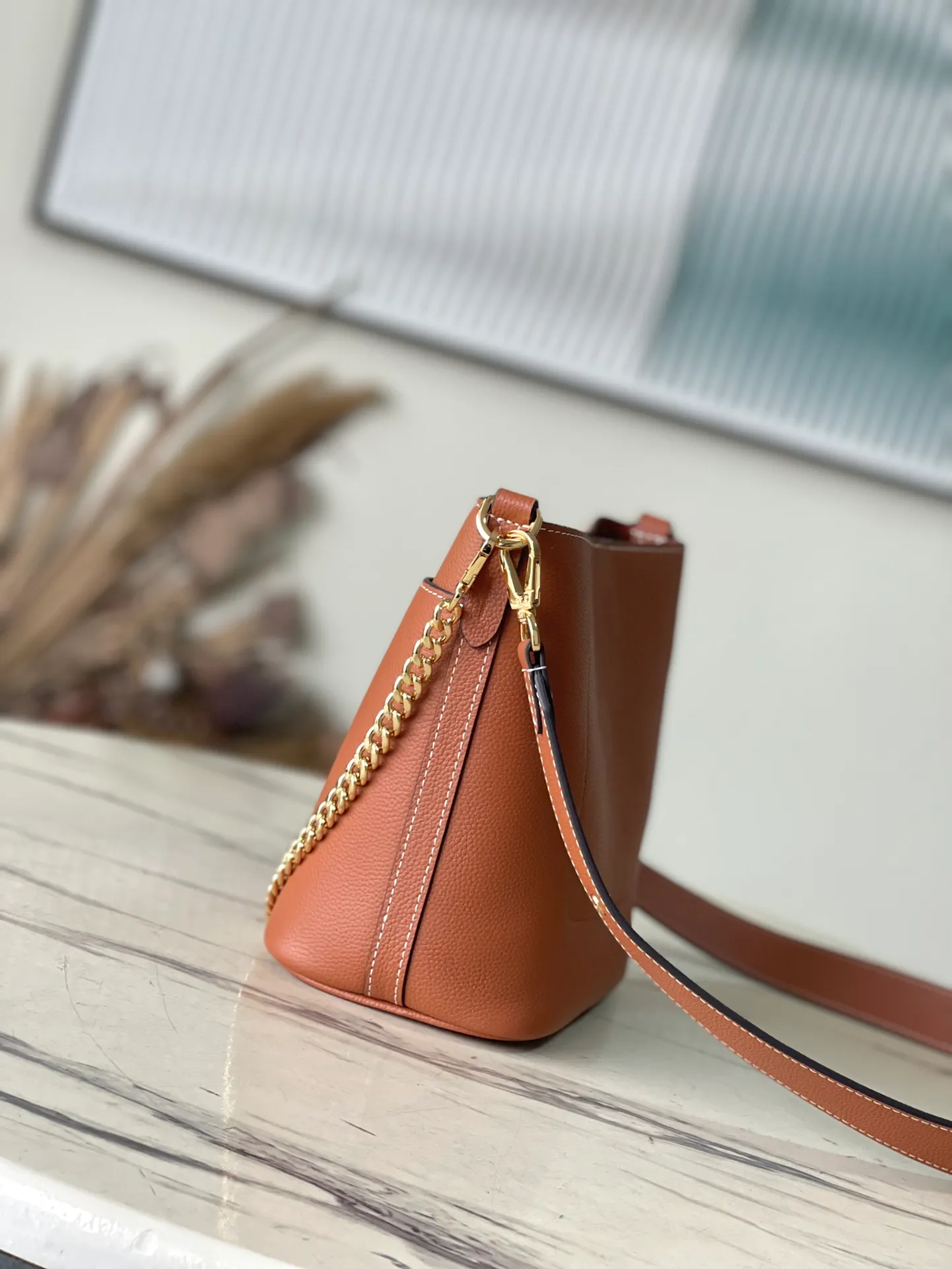 💰1000 (top layer leather) top original M24006 brown Lock and Walk bucket bag is made of light and comfortable grained cow leather, calmly interpreting French style. The L twist lock opens the large front compartment for easy access to what you need on the go. The detachable shoulder strap and chain handle allow for a variety of carrying methods. Dimensions: 20 × 20.5 × 12 cm