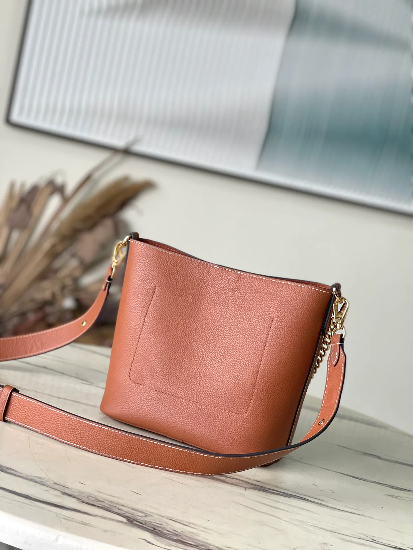 💰1000 (top layer leather) top original M24006 brown Lock and Walk bucket bag is made of light and comfortable grained cow leather, calmly interpreting French style. The L twist lock opens the large front compartment for easy access to what you need on the go. The detachable shoulder strap and chain handle allow for a variety of carrying methods. Dimensions: 20 × 20.5 × 12 cm