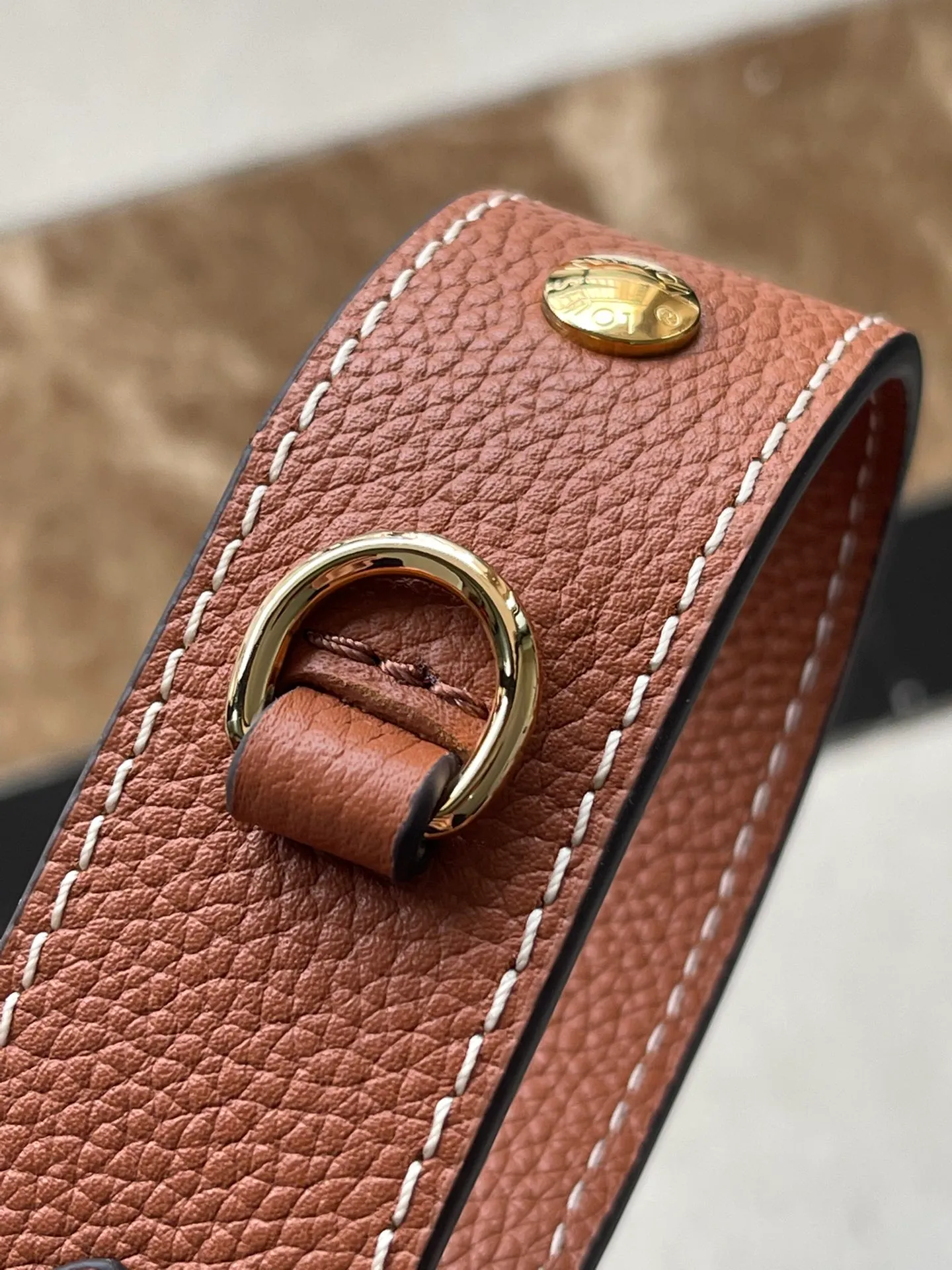 💰1000 (top layer leather) top original M24006 brown Lock and Walk bucket bag is made of light and comfortable grained cow leather, calmly interpreting French style. The L twist lock opens the large front compartment for easy access to what you need on the go. The detachable shoulder strap and chain handle allow for a variety of carrying methods. Dimensions: 20 × 20.5 × 12 cm