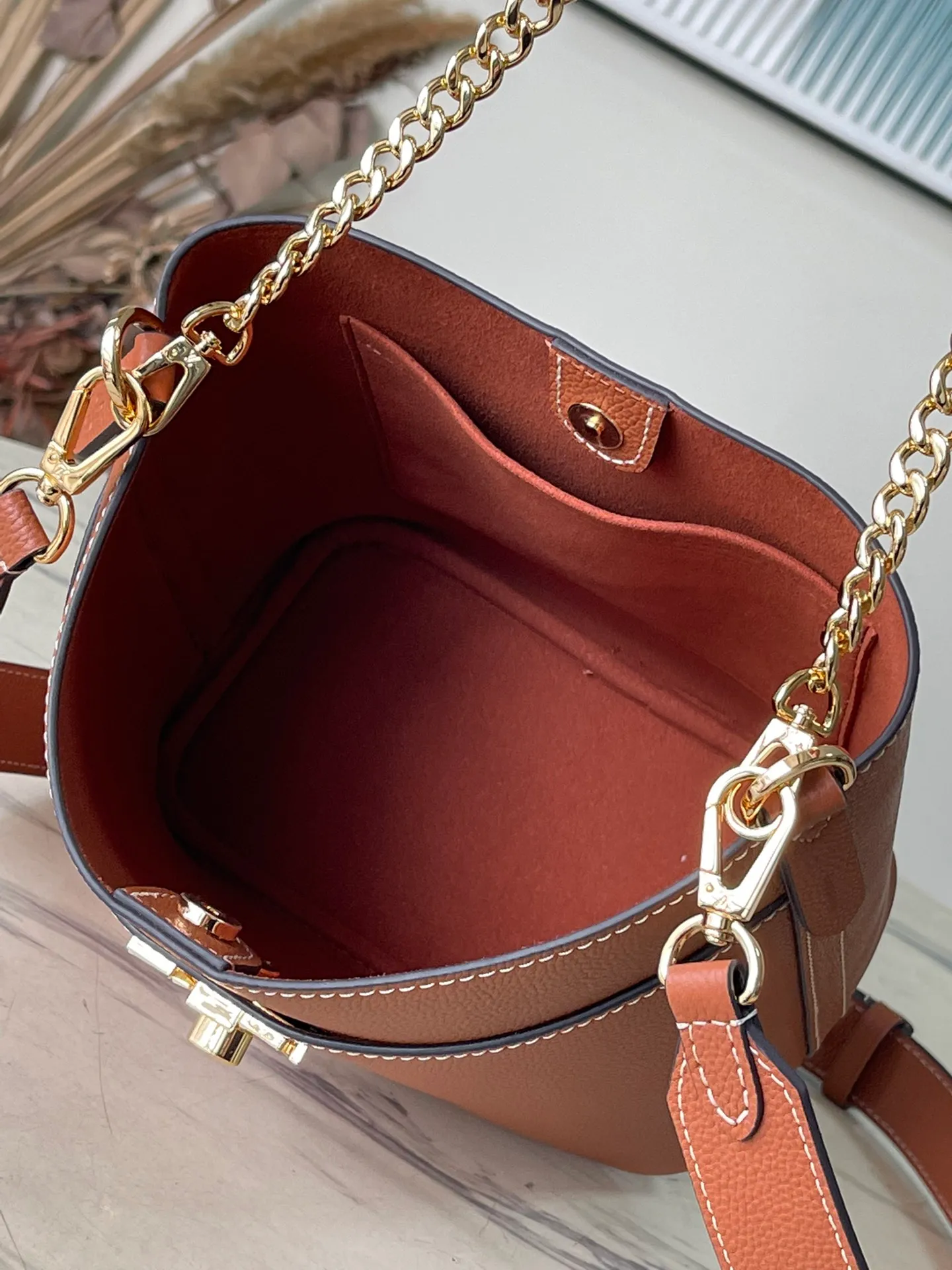 💰1000 (top layer leather) top original M24006 brown Lock and Walk bucket bag is made of light and comfortable grained cow leather, calmly interpreting French style. The L twist lock opens the large front compartment for easy access to what you need on the go. The detachable shoulder strap and chain handle allow for a variety of carrying methods. Dimensions: 20 × 20.5 × 12 cm