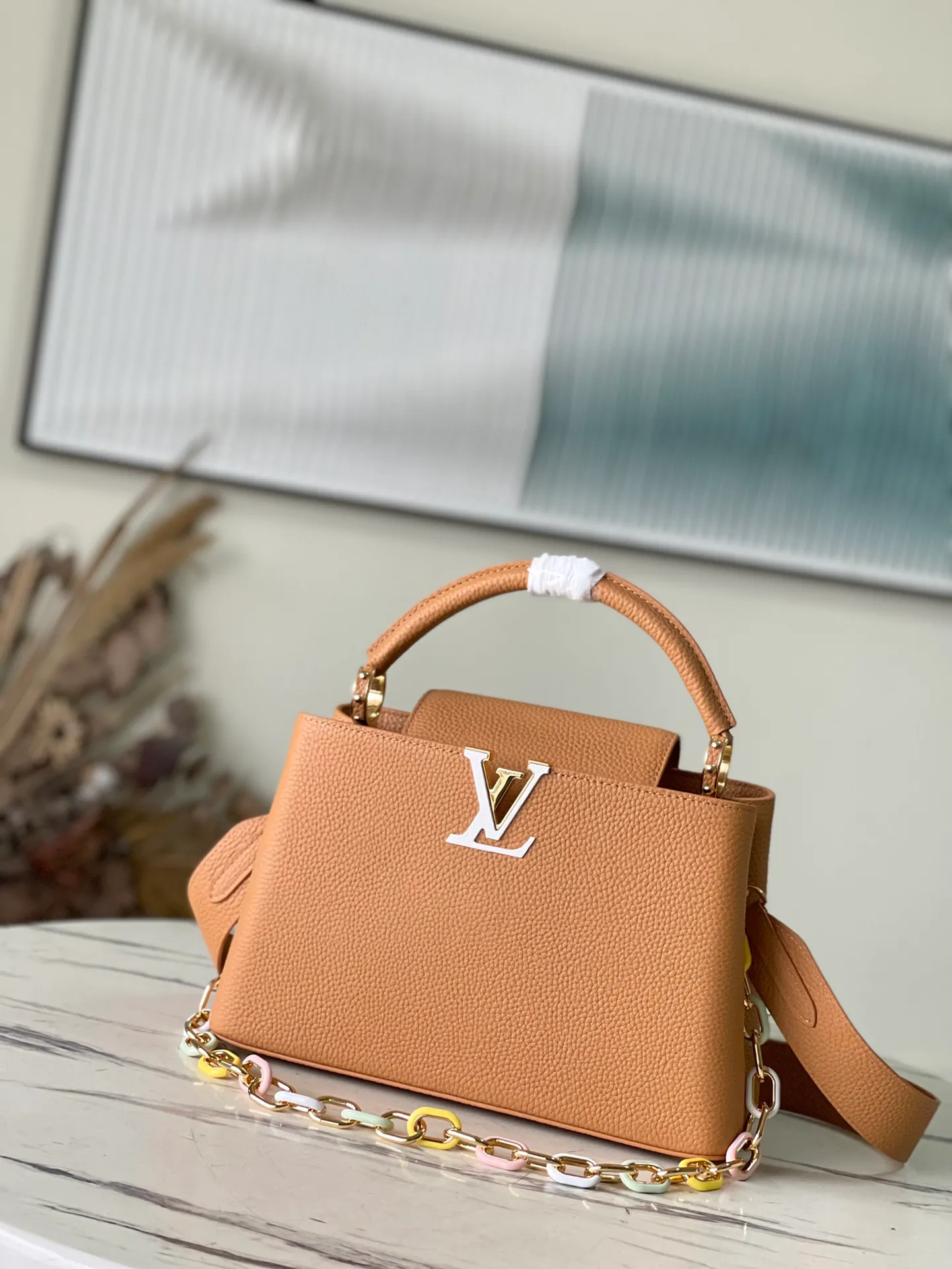 💰2760 (Special Original Leather) M21652 Brown Medium This Capucines medium handbag is made of Taurillon leather, with metal and resin links interlocking with each other, adding a fun carrying method in addition to the top handle and detachable wide shoulder strap. The signature flap of the Capucines collection is tucked in to reveal the logo. Dimensions: 31.5 x 20 x 11 cm