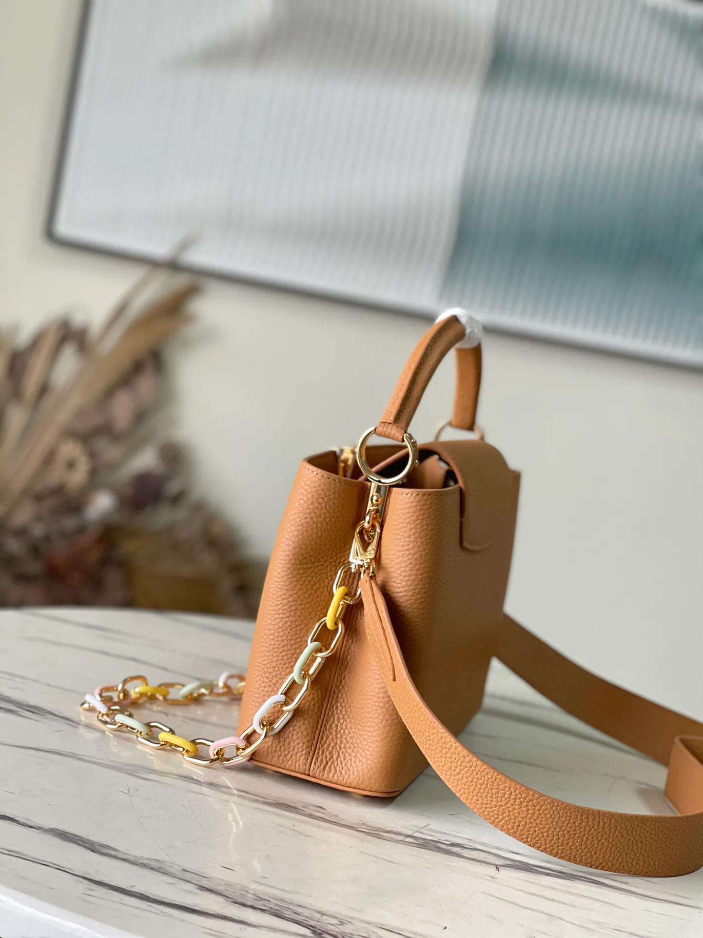 💰2760 (Special Original Leather) M21652 Brown Medium This Capucines medium handbag is made of Taurillon leather, with metal and resin links interlocking with each other, adding a fun carrying method in addition to the top handle and detachable wide shoulder strap. The signature flap of the Capucines collection is tucked in to reveal the logo. Dimensions: 31.5 x 20 x 11 cm
