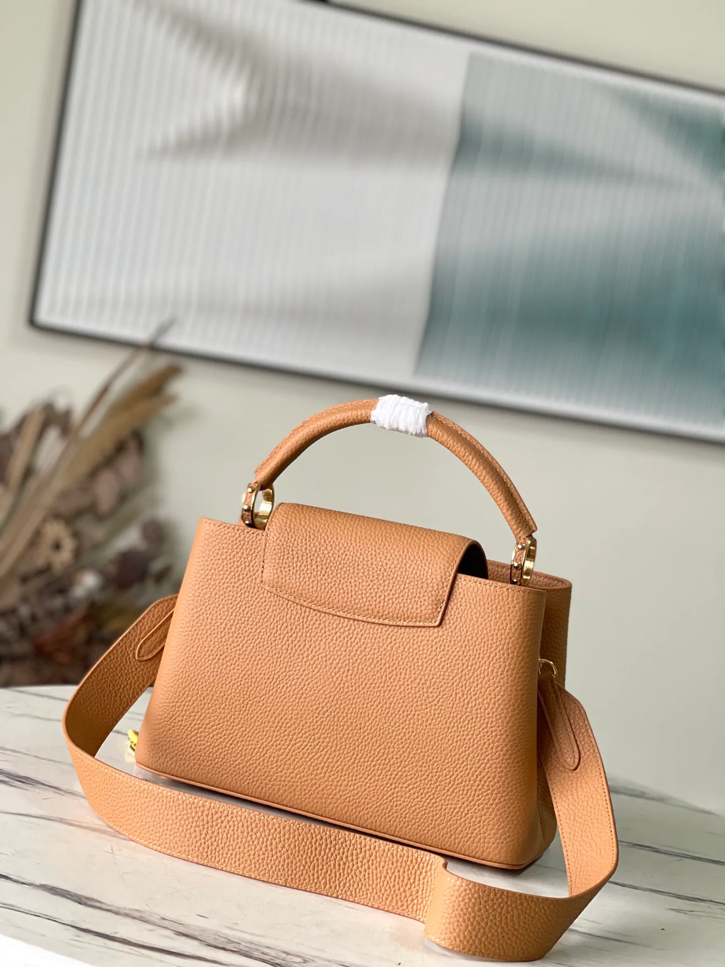💰2760 (Special Original Leather) M21652 Brown Medium This Capucines medium handbag is made of Taurillon leather, with metal and resin links interlocking with each other, adding a fun carrying method in addition to the top handle and detachable wide shoulder strap. The signature flap of the Capucines collection is tucked in to reveal the logo. Dimensions: 31.5 x 20 x 11 cm