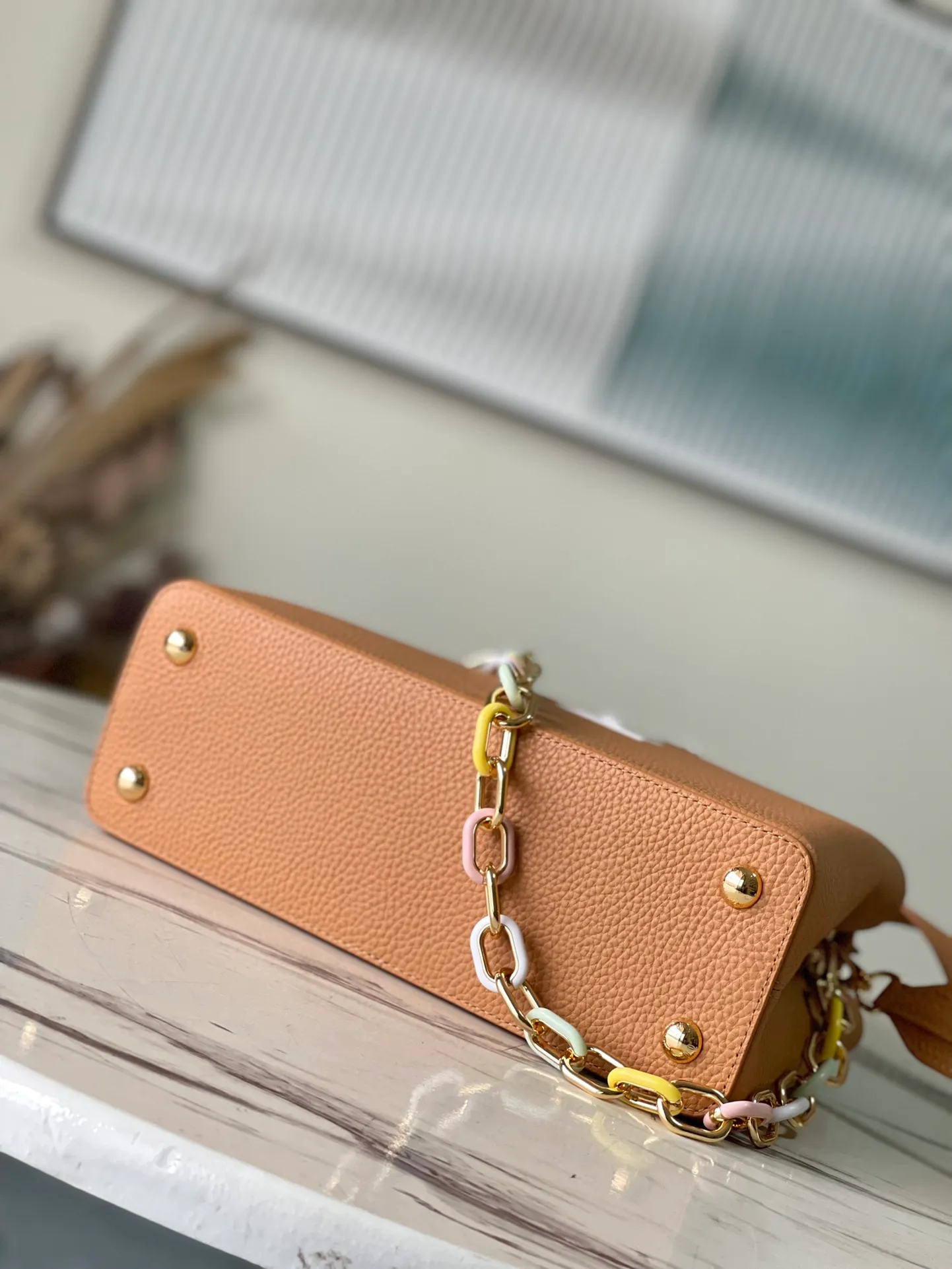 💰2760 (Special Original Leather) M21652 Brown Medium This Capucines medium handbag is made of Taurillon leather, with metal and resin links interlocking with each other, adding a fun carrying method in addition to the top handle and detachable wide shoulder strap. The signature flap of the Capucines collection is tucked in to reveal the logo. Dimensions: 31.5 x 20 x 11 cm