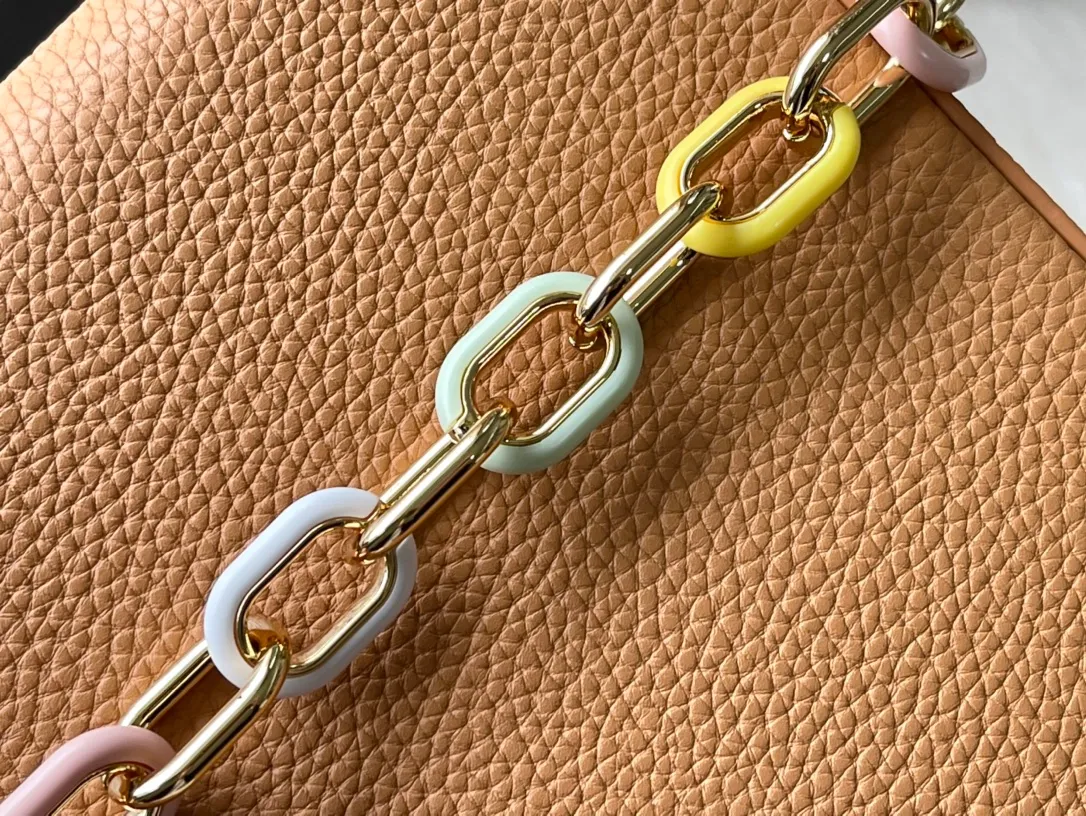 💰2760 (Special Original Leather) M21652 Brown Medium This Capucines medium handbag is made of Taurillon leather, with metal and resin links interlocking with each other, adding a fun carrying method in addition to the top handle and detachable wide shoulder strap. The signature flap of the Capucines collection is tucked in to reveal the logo. Dimensions: 31.5 x 20 x 11 cm