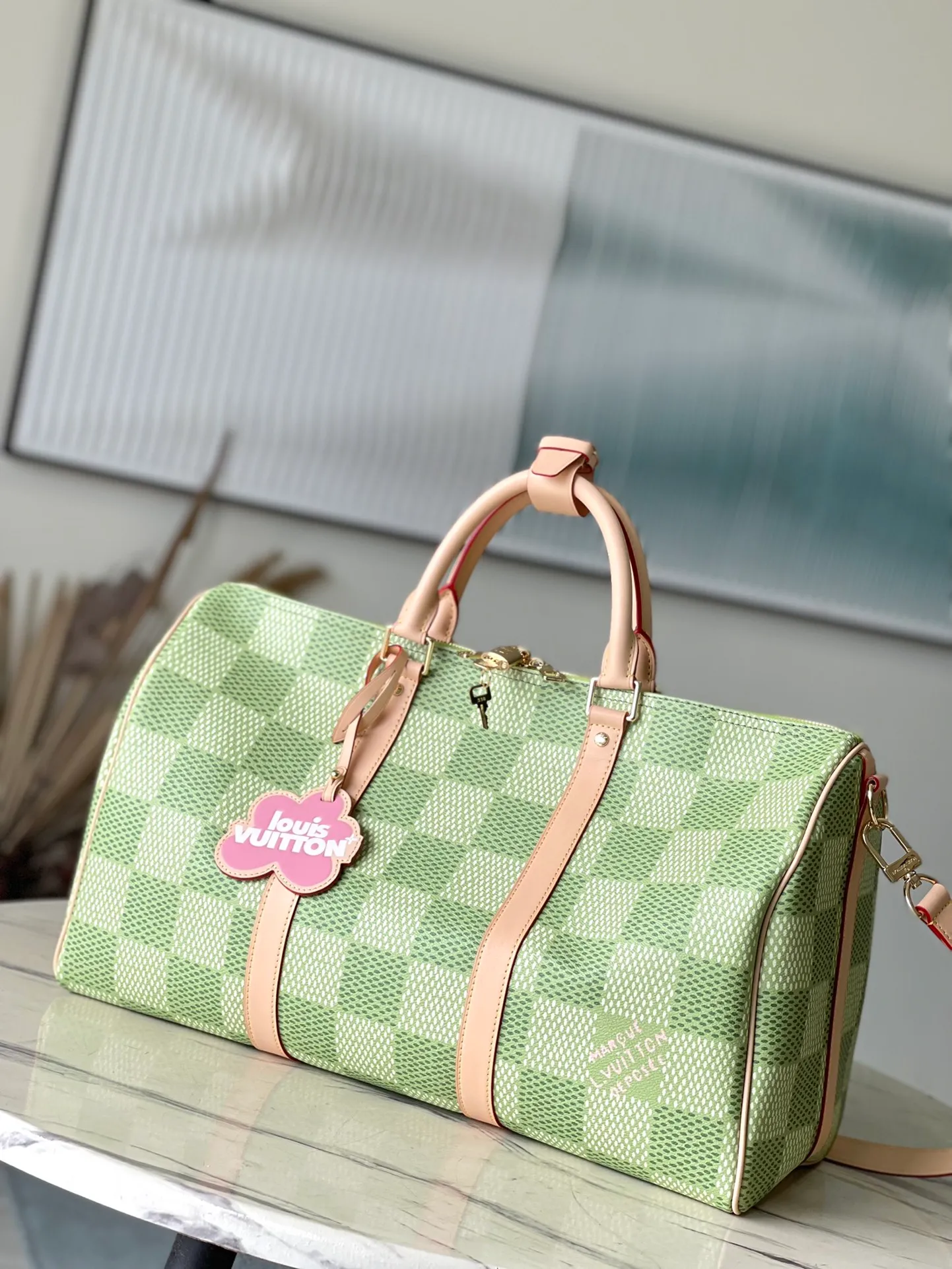 💰1160 Top Original N40667 Green This Keepall Bandouliere 45 travel bag is made of Damier Golf coated canvas, showing freshness and vitality with the bright colors of the golf course. Calf leather molded side straps and top handle, the latter accented with Louis Vuitton floral embellishments, and a removable and adjustable leather shoulder strap for comfortable shoulder carry. Dimensions: 45 × 24 × 20 cm
