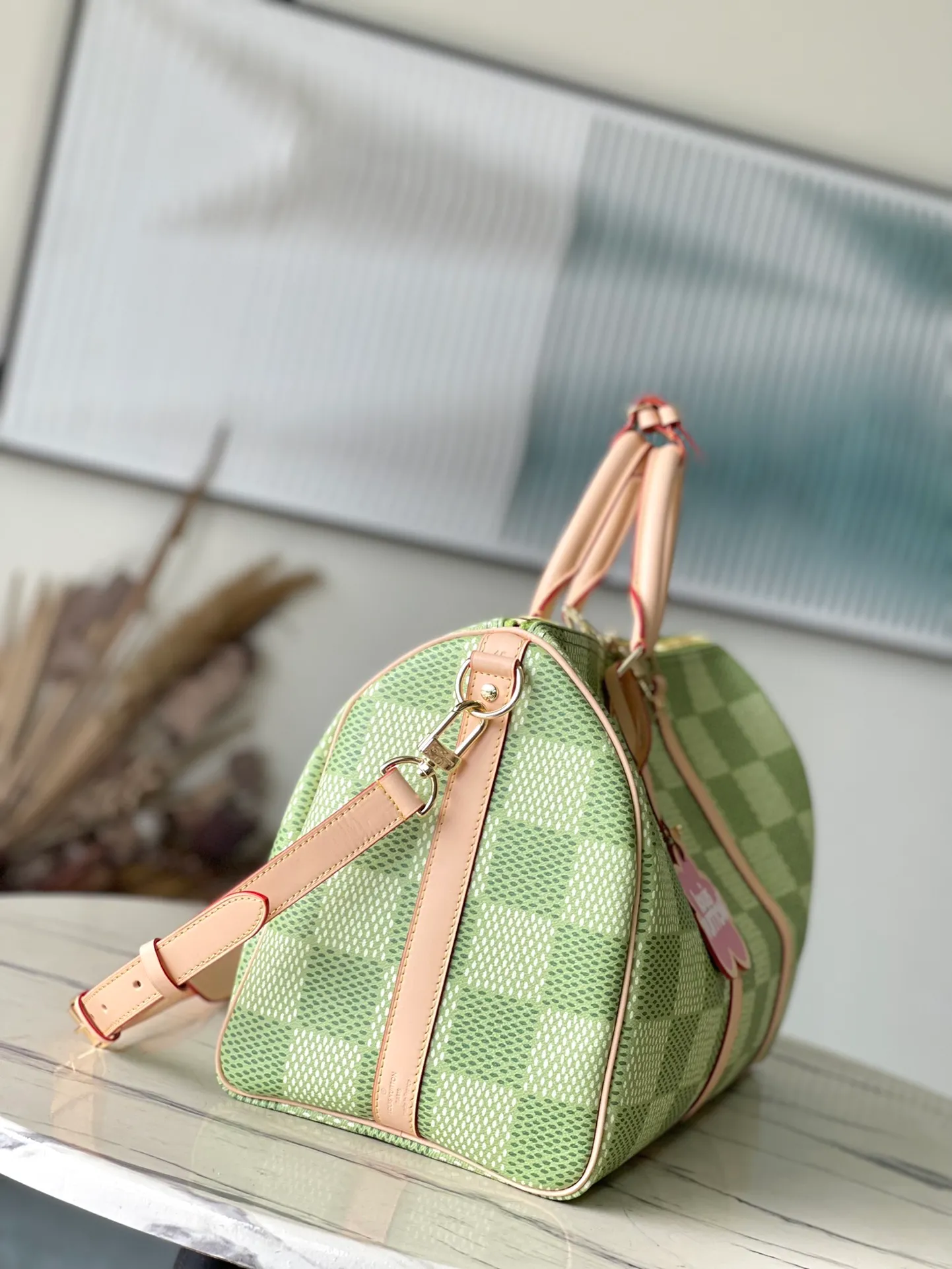 💰1160 Top Original N40667 Green This Keepall Bandouliere 45 travel bag is made of Damier Golf coated canvas, showing freshness and vitality with the bright colors of the golf course. Calf leather molded side straps and top handle, the latter accented with Louis Vuitton floral embellishments, and a removable and adjustable leather shoulder strap for comfortable shoulder carry. Dimensions: 45 × 24 × 20 cm