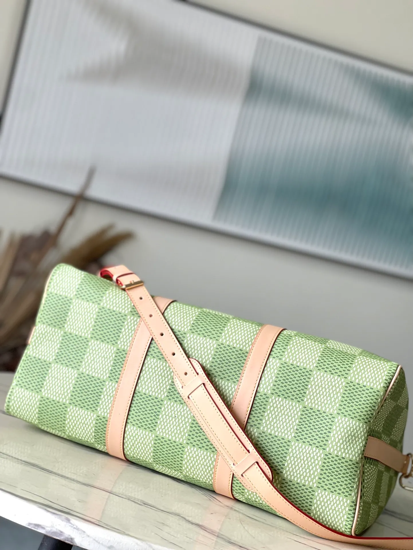 💰1160 Top Original N40667 Green This Keepall Bandouliere 45 travel bag is made of Damier Golf coated canvas, showing freshness and vitality with the bright colors of the golf course. Calf leather molded side straps and top handle, the latter accented with Louis Vuitton floral embellishments, and a removable and adjustable leather shoulder strap for comfortable shoulder carry. Dimensions: 45 × 24 × 20 cm