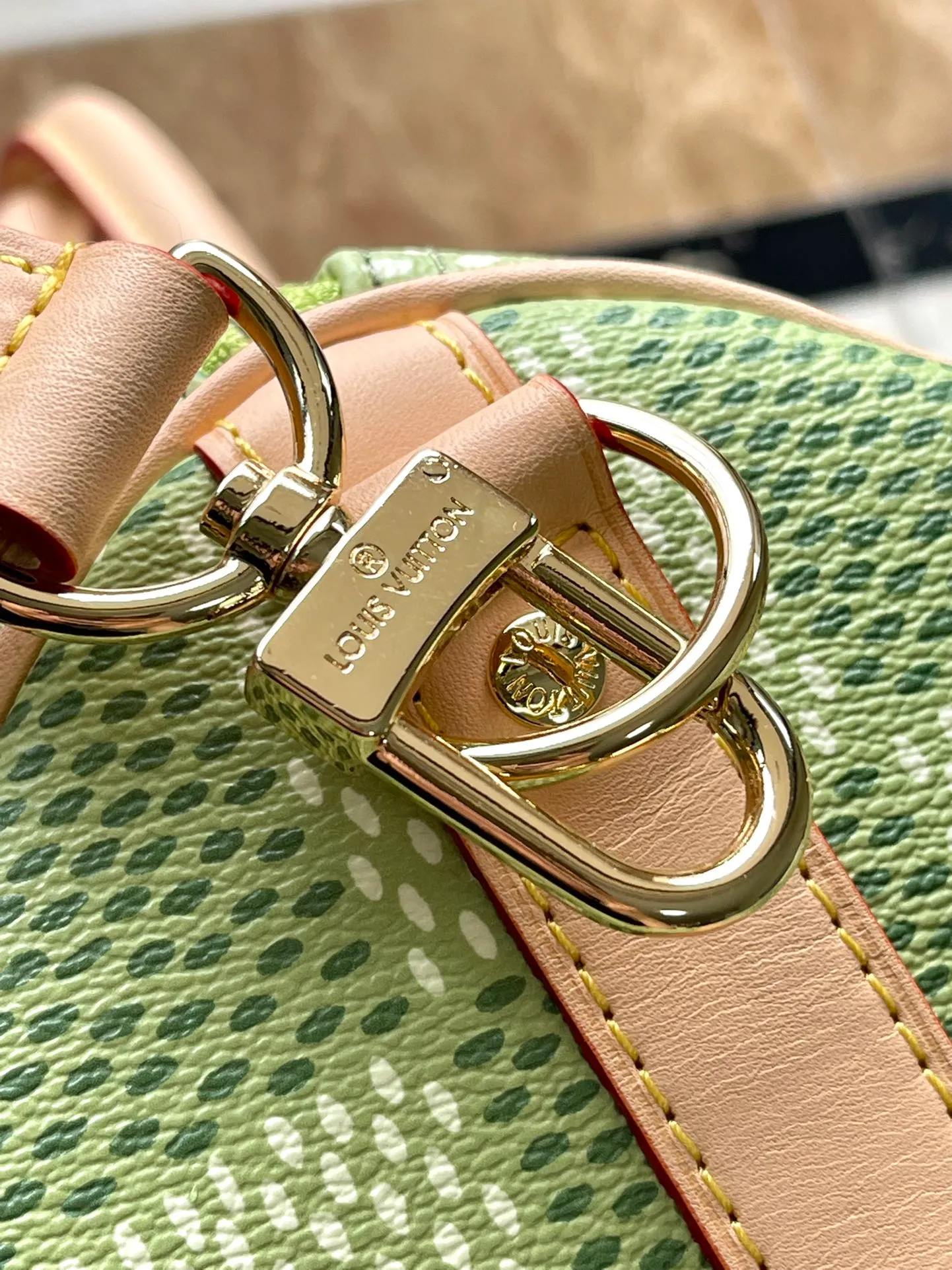 💰1160 Top Original N40667 Green This Keepall Bandouliere 45 travel bag is made of Damier Golf coated canvas, showing freshness and vitality with the bright colors of the golf course. Calf leather molded side straps and top handle, the latter accented with Louis Vuitton floral embellishments, and a removable and adjustable leather shoulder strap for comfortable shoulder carry. Dimensions: 45 × 24 × 20 cm