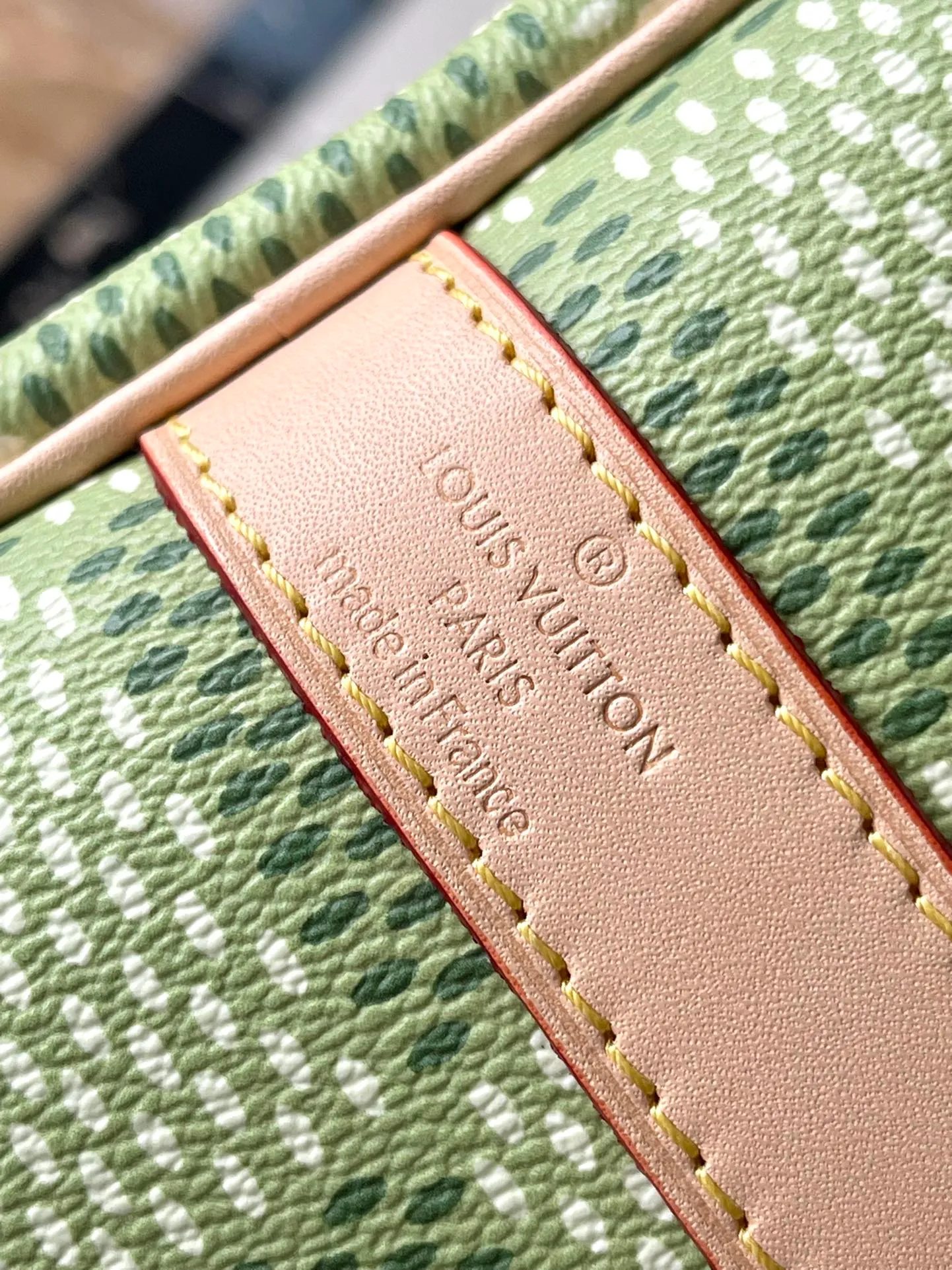 💰1160 Top Original N40667 Green This Keepall Bandouliere 45 travel bag is made of Damier Golf coated canvas, showing freshness and vitality with the bright colors of the golf course. Calf leather molded side straps and top handle, the latter accented with Louis Vuitton floral embellishments, and a removable and adjustable leather shoulder strap for comfortable shoulder carry. Dimensions: 45 × 24 × 20 cm