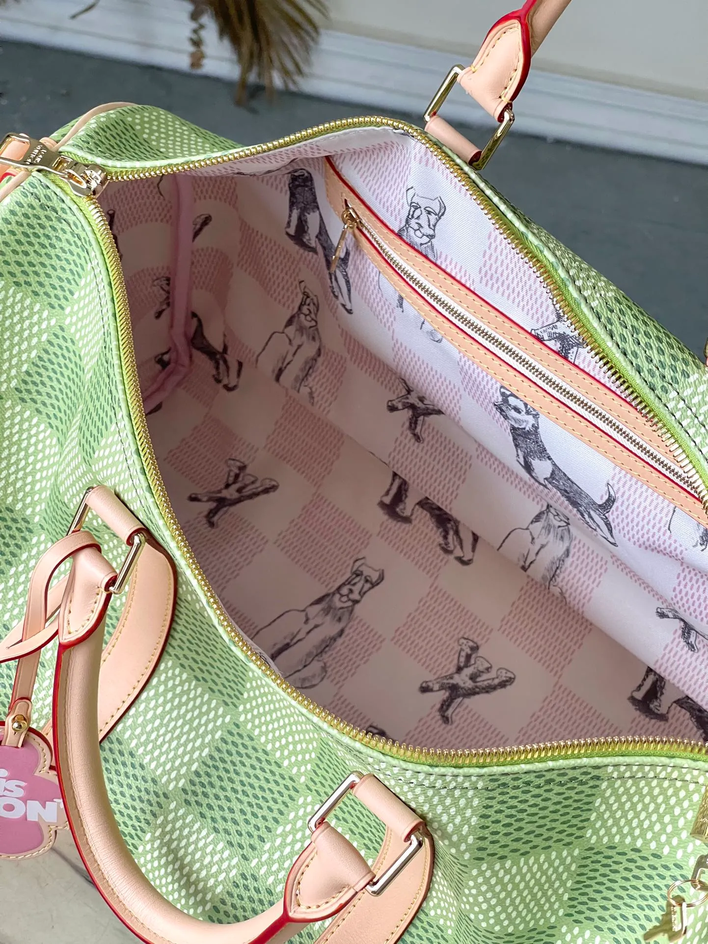 💰1160 Top Original N40667 Green This Keepall Bandouliere 45 travel bag is made of Damier Golf coated canvas, showing freshness and vitality with the bright colors of the golf course. Calf leather molded side straps and top handle, the latter accented with Louis Vuitton floral embellishments, and a removable and adjustable leather shoulder strap for comfortable shoulder carry. Dimensions: 45 × 24 × 20 cm