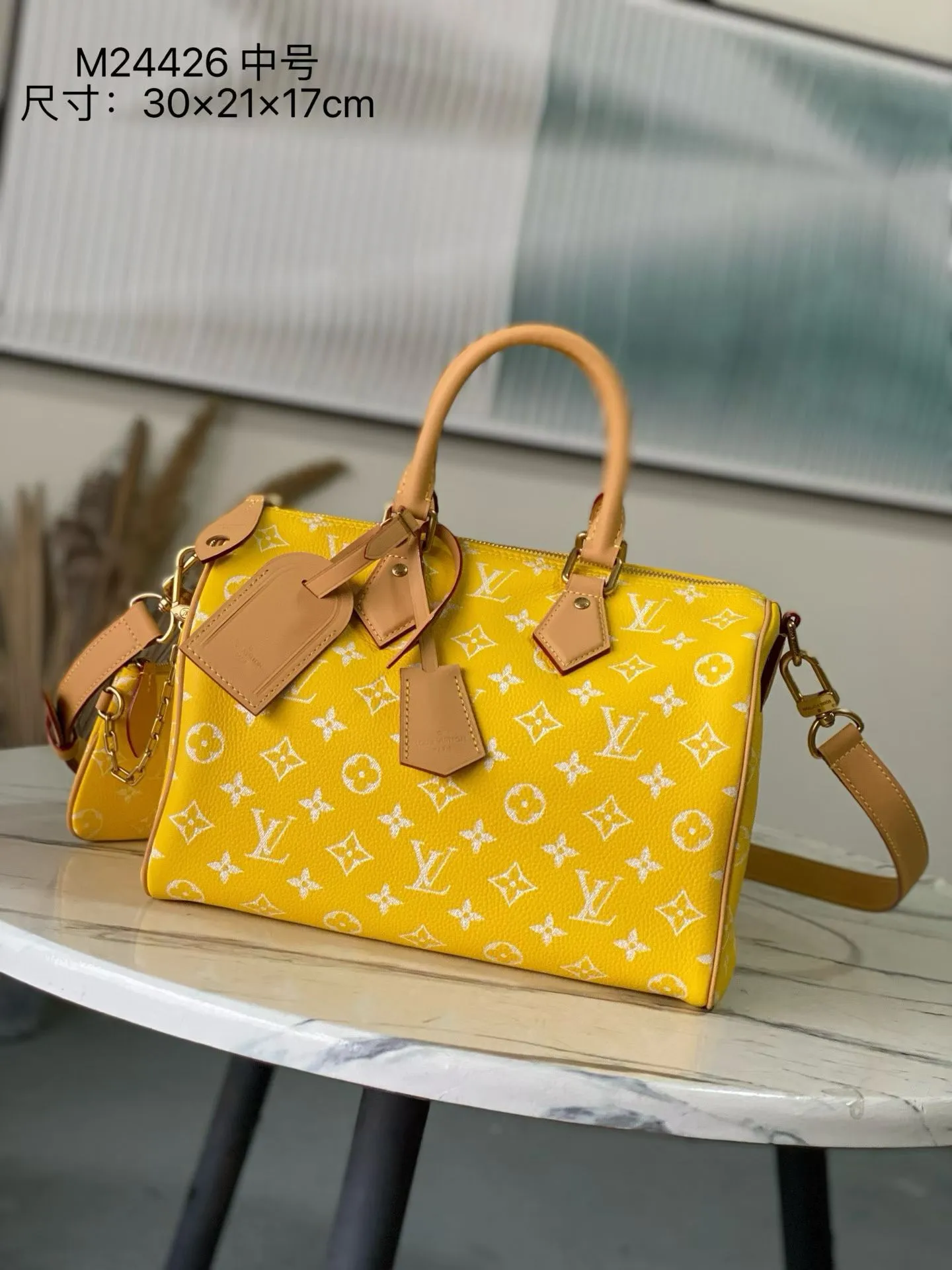 💰1700 Top Original Order M13915 Yellow Medium This Speedy P18 Bandouliere 30 handbag is made of soft cow leather with deep cow leather trim and a detachable and adjustable shoulder strap. Exquisite stitching, dyed edges and the iconic P18 nameplate create ingenious details. Dimensions: 30 × 22.5 × 18 cm
