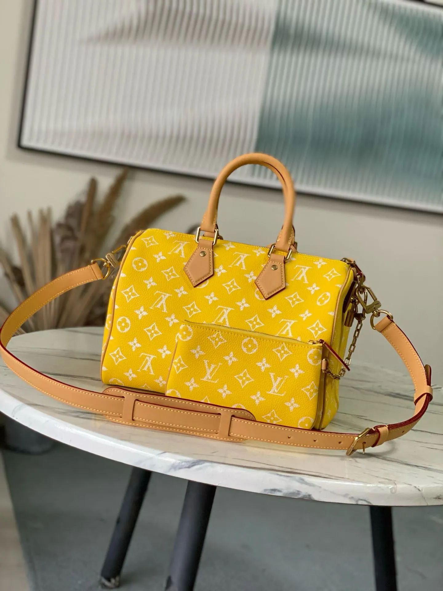 💰1700 Top Original Order M13915 Yellow Medium This Speedy P18 Bandouliere 30 handbag is made of soft cow leather with deep cow leather trim and a detachable and adjustable shoulder strap. Exquisite stitching, dyed edges and the iconic P18 nameplate create ingenious details. Dimensions: 30 × 22.5 × 18 cm