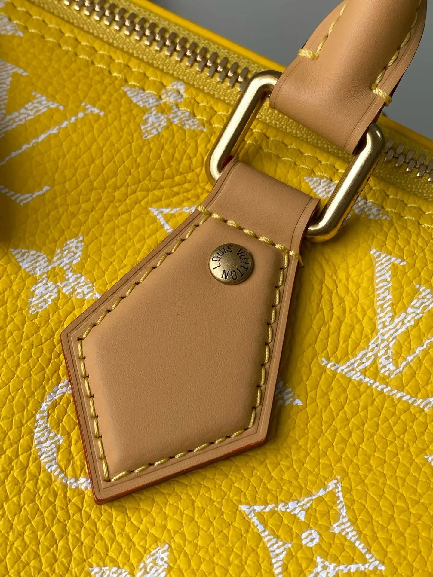 💰1700 Top Original Order M13915 Yellow Medium This Speedy P18 Bandouliere 30 handbag is made of soft cow leather with deep cow leather trim and a detachable and adjustable shoulder strap. Exquisite stitching, dyed edges and the iconic P18 nameplate create ingenious details. Dimensions: 30 × 22.5 × 18 cm