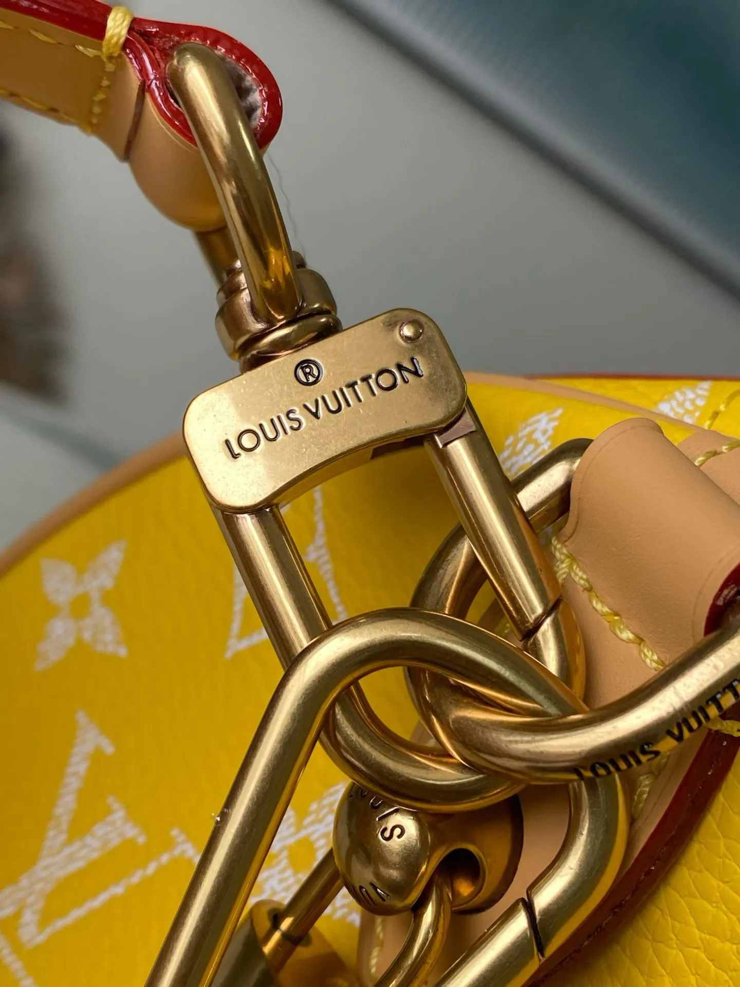💰1700 Top Original Order M13915 Yellow Medium This Speedy P18 Bandouliere 30 handbag is made of soft cow leather with deep cow leather trim and a detachable and adjustable shoulder strap. Exquisite stitching, dyed edges and the iconic P18 nameplate create ingenious details. Dimensions: 30 × 22.5 × 18 cm