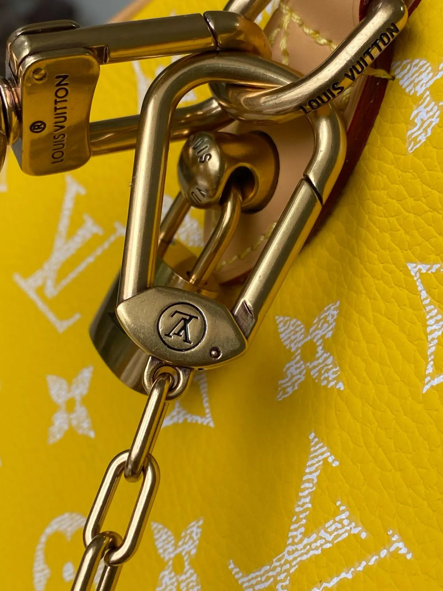 💰1700 Top Original Order M13915 Yellow Medium This Speedy P18 Bandouliere 30 handbag is made of soft cow leather with deep cow leather trim and a detachable and adjustable shoulder strap. Exquisite stitching, dyed edges and the iconic P18 nameplate create ingenious details. Dimensions: 30 × 22.5 × 18 cm