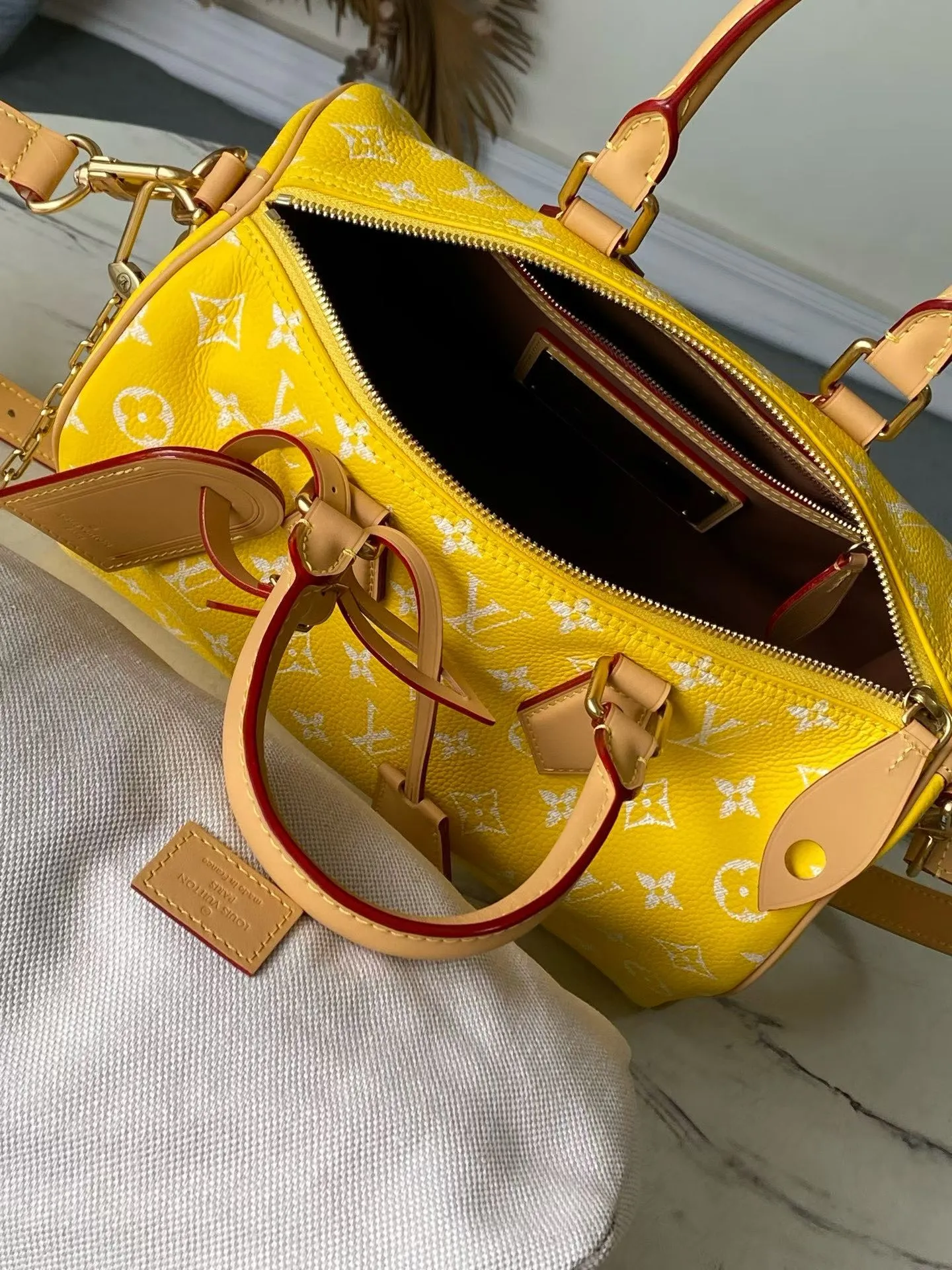 💰1700 Top Original Order M13915 Yellow Medium This Speedy P18 Bandouliere 30 handbag is made of soft cow leather with deep cow leather trim and a detachable and adjustable shoulder strap. Exquisite stitching, dyed edges and the iconic P18 nameplate create ingenious details. Dimensions: 30 × 22.5 × 18 cm