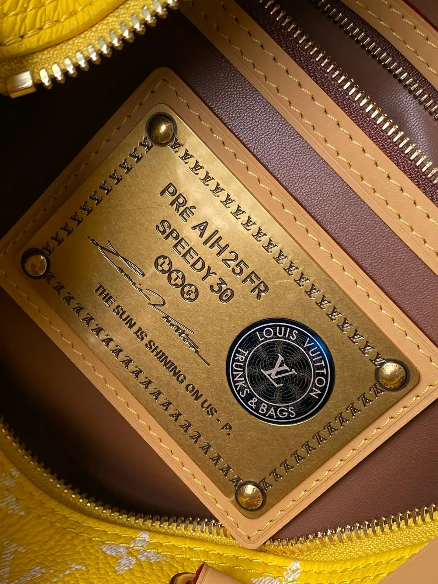 💰1700 Top Original Order M13915 Yellow Medium This Speedy P18 Bandouliere 30 handbag is made of soft cow leather with deep cow leather trim and a detachable and adjustable shoulder strap. Exquisite stitching, dyed edges and the iconic P18 nameplate create ingenious details. Dimensions: 30 × 22.5 × 18 cm