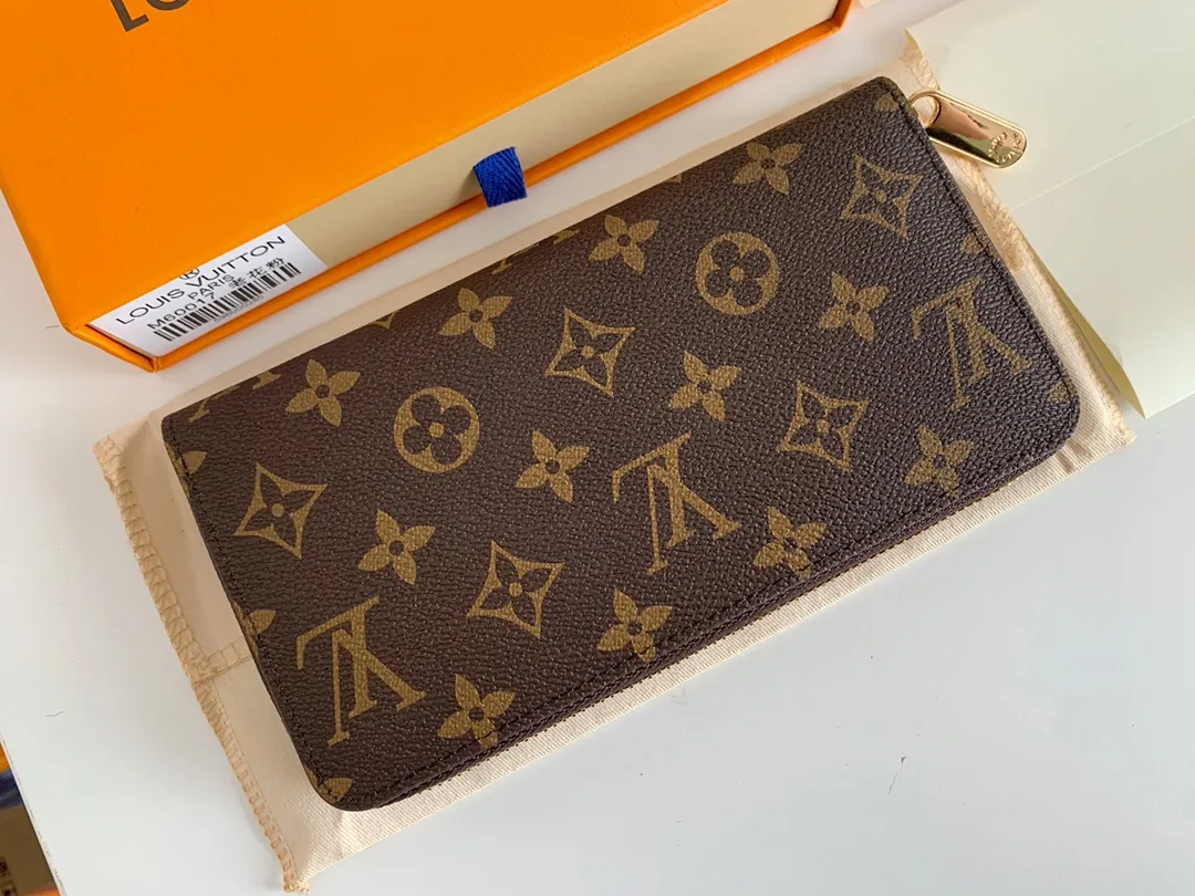 💰100 💎M60017 inner color ❤️Old pollen ZIPPY zipper wallet. The Zippy wallet pays homage to Louis Vuitton's heritage of travel and trunk making, with a travel-style patch and Louis Vuitton logo. With its compact interior and simple design, this wallet is ideal for everyday use. Model M60017. Size: 19x10.