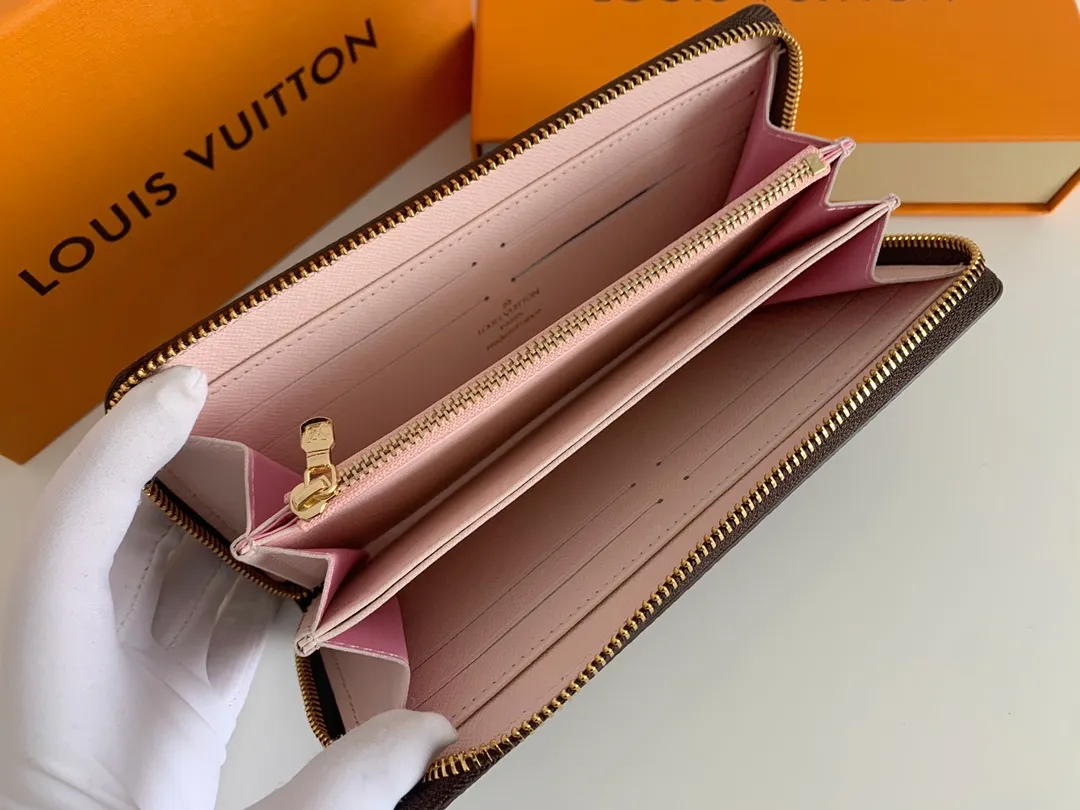 💰100 💎M60017 inner color ❤️Old pollen ZIPPY zipper wallet. The Zippy wallet pays homage to Louis Vuitton's heritage of travel and trunk making, with a travel-style patch and Louis Vuitton logo. With its compact interior and simple design, this wallet is ideal for everyday use. Model M60017. Size: 19x10.