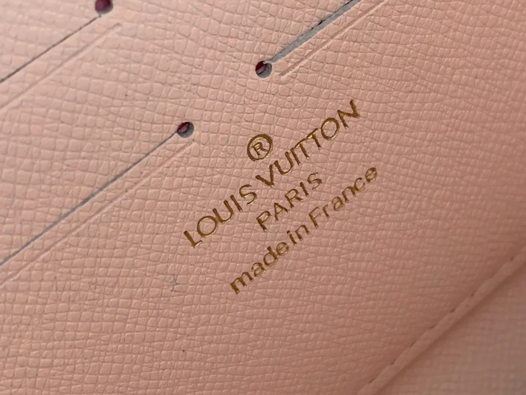 💰100 💎M60017 inner color ❤️Old pollen ZIPPY zipper wallet. The Zippy wallet pays homage to Louis Vuitton's heritage of travel and trunk making, with a travel-style patch and Louis Vuitton logo. With its compact interior and simple design, this wallet is ideal for everyday use. Model M60017. Size: 19x10.
