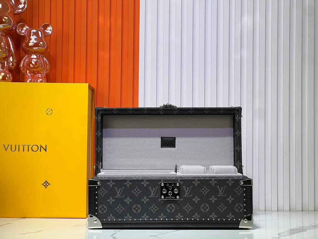 Batch 1220💰Guangzhou top original M20209 treasure box [exclusive photo, upgraded original] can hold watches and can hold jewelry. This treasure box is made of classic Monogram canvas. It is equipped with a removable tray to hide valuables.  -38.0*18.0cm✅ -Two storage layers✅ ​​-Partitioned in the middle. Can store valuables✅ -Push open the automatic pop-up lock✅ -Lined with velvet✅ -Silver metal/hardware✅ -Extreme workmanship, every detail is just right✅ -Purely handmade, every small nail is clearly in place,✅ LOUIS VUITTON hard box is like a treasure box that travels through history. Its sturdiness is a symbol of Louis Vuitton's traditional exquisite craftsmanship✅