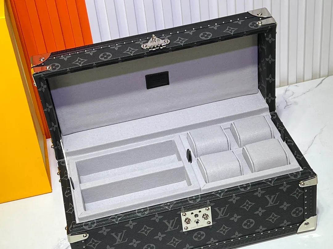 Batch 1220💰Guangzhou top original M20209 treasure box [exclusive photo, upgraded original] can hold watches and can hold jewelry. This treasure box is made of classic Monogram canvas. It is equipped with a removable tray to hide valuables.  -38.0*18.0cm✅ -Two storage layers✅ ​​-Partitioned in the middle. Can store valuables✅ -Push open the automatic pop-up lock✅ -Lined with velvet✅ -Silver metal/hardware✅ -Extreme workmanship, every detail is just right✅ -Purely handmade, every small nail is clearly in place,✅ LOUIS VUITTON hard box is like a treasure box that travels through history. Its sturdiness is a symbol of Louis Vuitton's traditional exquisite craftsmanship✅