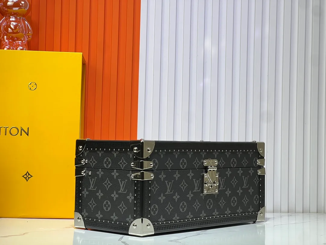 Batch 1220💰Guangzhou top original M20209 treasure box [exclusive photo, upgraded original] can hold watches and can hold jewelry. This treasure box is made of classic Monogram canvas. It is equipped with a removable tray to hide valuables.  -38.0*18.0cm✅ -Two storage layers✅ ​​-Partitioned in the middle. Can store valuables✅ -Push open the automatic pop-up lock✅ -Lined with velvet✅ -Silver metal/hardware✅ -Extreme workmanship, every detail is just right✅ -Purely handmade, every small nail is clearly in place,✅ LOUIS VUITTON hard box is like a treasure box that travels through history. Its sturdiness is a symbol of Louis Vuitton's traditional exquisite craftsmanship✅