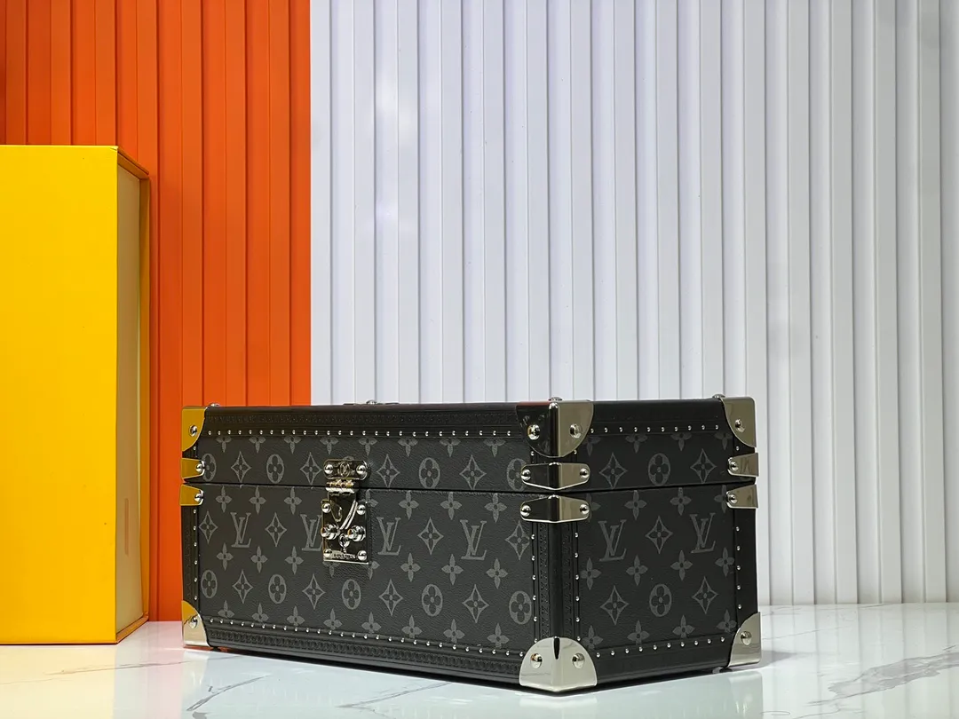 Batch 1220💰Guangzhou top original M20209 treasure box [exclusive photo, upgraded original] can hold watches and can hold jewelry. This treasure box is made of classic Monogram canvas. It is equipped with a removable tray to hide valuables.  -38.0*18.0cm✅ -Two storage layers✅ ​​-Partitioned in the middle. Can store valuables✅ -Push open the automatic pop-up lock✅ -Lined with velvet✅ -Silver metal/hardware✅ -Extreme workmanship, every detail is just right✅ -Purely handmade, every small nail is clearly in place,✅ LOUIS VUITTON hard box is like a treasure box that travels through history. Its sturdiness is a symbol of Louis Vuitton's traditional exquisite craftsmanship✅