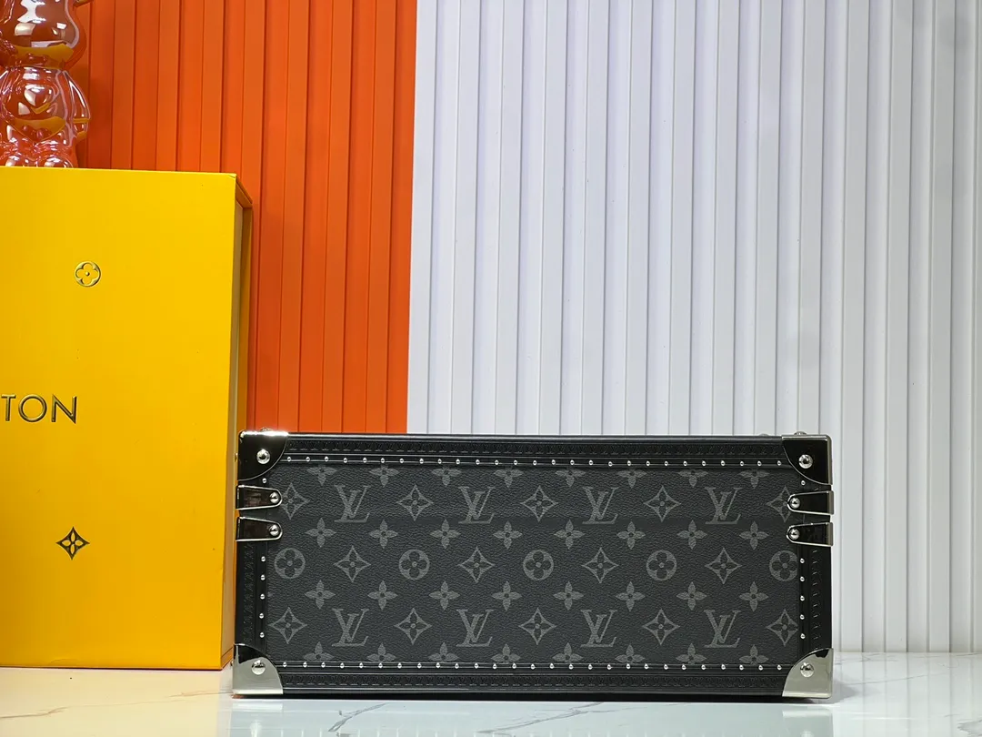 Batch 1220💰Guangzhou top original M20209 treasure box [exclusive photo, upgraded original] can hold watches and can hold jewelry. This treasure box is made of classic Monogram canvas. It is equipped with a removable tray to hide valuables.  -38.0*18.0cm✅ -Two storage layers✅ ​​-Partitioned in the middle. Can store valuables✅ -Push open the automatic pop-up lock✅ -Lined with velvet✅ -Silver metal/hardware✅ -Extreme workmanship, every detail is just right✅ -Purely handmade, every small nail is clearly in place,✅ LOUIS VUITTON hard box is like a treasure box that travels through history. Its sturdiness is a symbol of Louis Vuitton's traditional exquisite craftsmanship✅