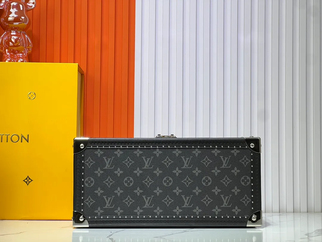 Batch 1220💰Guangzhou top original M20209 treasure box [exclusive photo, upgraded original] can hold watches and can hold jewelry. This treasure box is made of classic Monogram canvas. It is equipped with a removable tray to hide valuables.  -38.0*18.0cm✅ -Two storage layers✅ ​​-Partitioned in the middle. Can store valuables✅ -Push open the automatic pop-up lock✅ -Lined with velvet✅ -Silver metal/hardware✅ -Extreme workmanship, every detail is just right✅ -Purely handmade, every small nail is clearly in place,✅ LOUIS VUITTON hard box is like a treasure box that travels through history. Its sturdiness is a symbol of Louis Vuitton's traditional exquisite craftsmanship✅