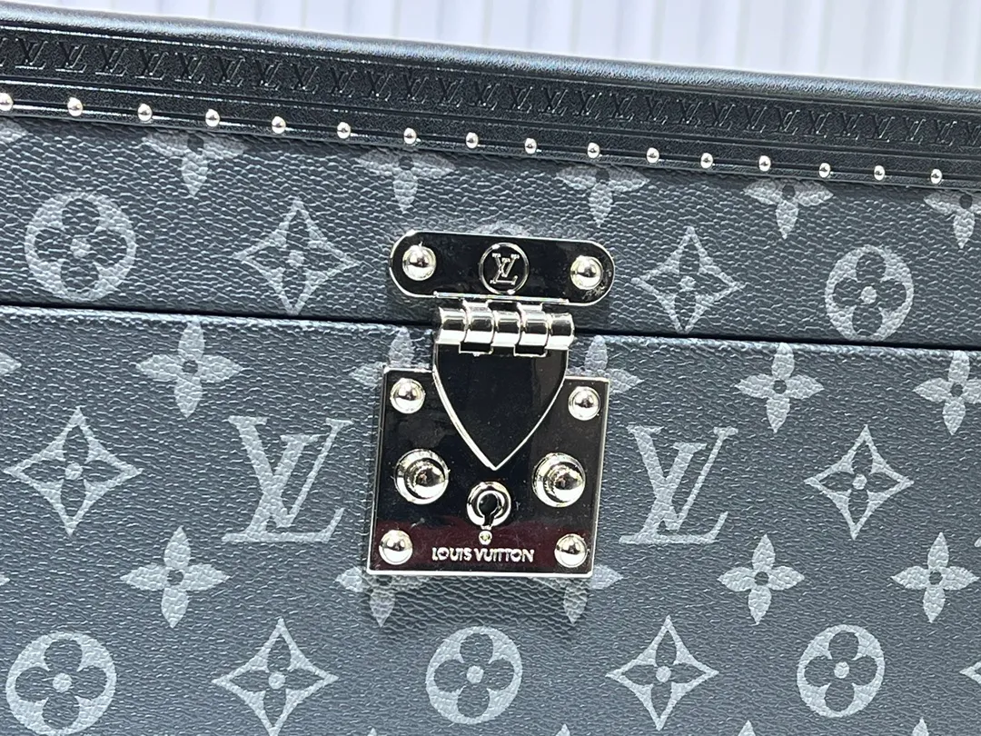 Batch 1220💰Guangzhou top original M20209 treasure box [exclusive photo, upgraded original] can hold watches and can hold jewelry. This treasure box is made of classic Monogram canvas. It is equipped with a removable tray to hide valuables.  -38.0*18.0cm✅ -Two storage layers✅ ​​-Partitioned in the middle. Can store valuables✅ -Push open the automatic pop-up lock✅ -Lined with velvet✅ -Silver metal/hardware✅ -Extreme workmanship, every detail is just right✅ -Purely handmade, every small nail is clearly in place,✅ LOUIS VUITTON hard box is like a treasure box that travels through history. Its sturdiness is a symbol of Louis Vuitton's traditional exquisite craftsmanship✅