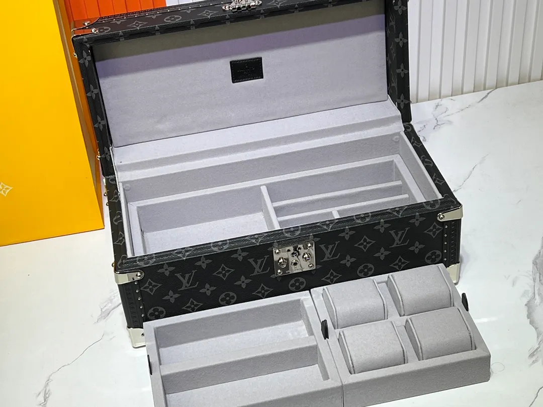 Batch 1220💰Guangzhou top original M20209 treasure box [exclusive photo, upgraded original] can hold watches and can hold jewelry. This treasure box is made of classic Monogram canvas. It is equipped with a removable tray to hide valuables.  -38.0*18.0cm✅ -Two storage layers✅ ​​-Partitioned in the middle. Can store valuables✅ -Push open the automatic pop-up lock✅ -Lined with velvet✅ -Silver metal/hardware✅ -Extreme workmanship, every detail is just right✅ -Purely handmade, every small nail is clearly in place,✅ LOUIS VUITTON hard box is like a treasure box that travels through history. Its sturdiness is a symbol of Louis Vuitton's traditional exquisite craftsmanship✅