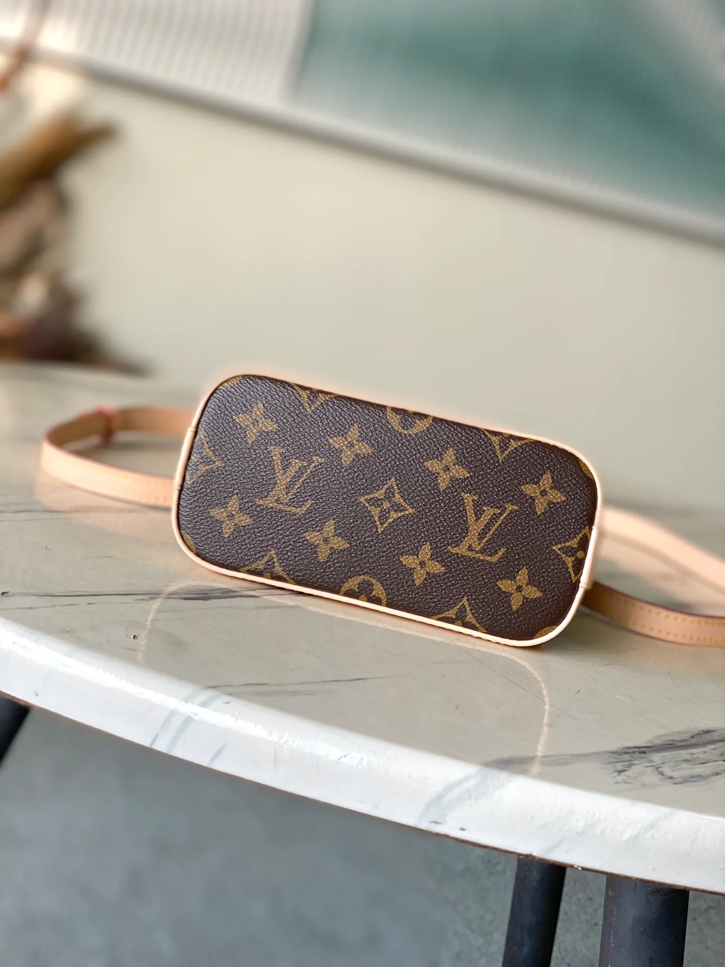 💰960 Top Original Order M13416 (82717 Cherry) This compact Nano Alma is embellished with the interesting cherry pattern of the replica Louis Vuitton x Murakami series, highlighting the playful style of the handbag. The handbag is made of Monogram coated canvas and trimmed with natural cowhide leather. It also features many classic brand elements, including top handles and a detachable shoulder strap with adjustable length, allowing it to be carried in a variety of ways. The bag is suitable for storing daily essentials, including a small wallet and a large smartphone.  18 x 12 x 8 cm (length x height x width)