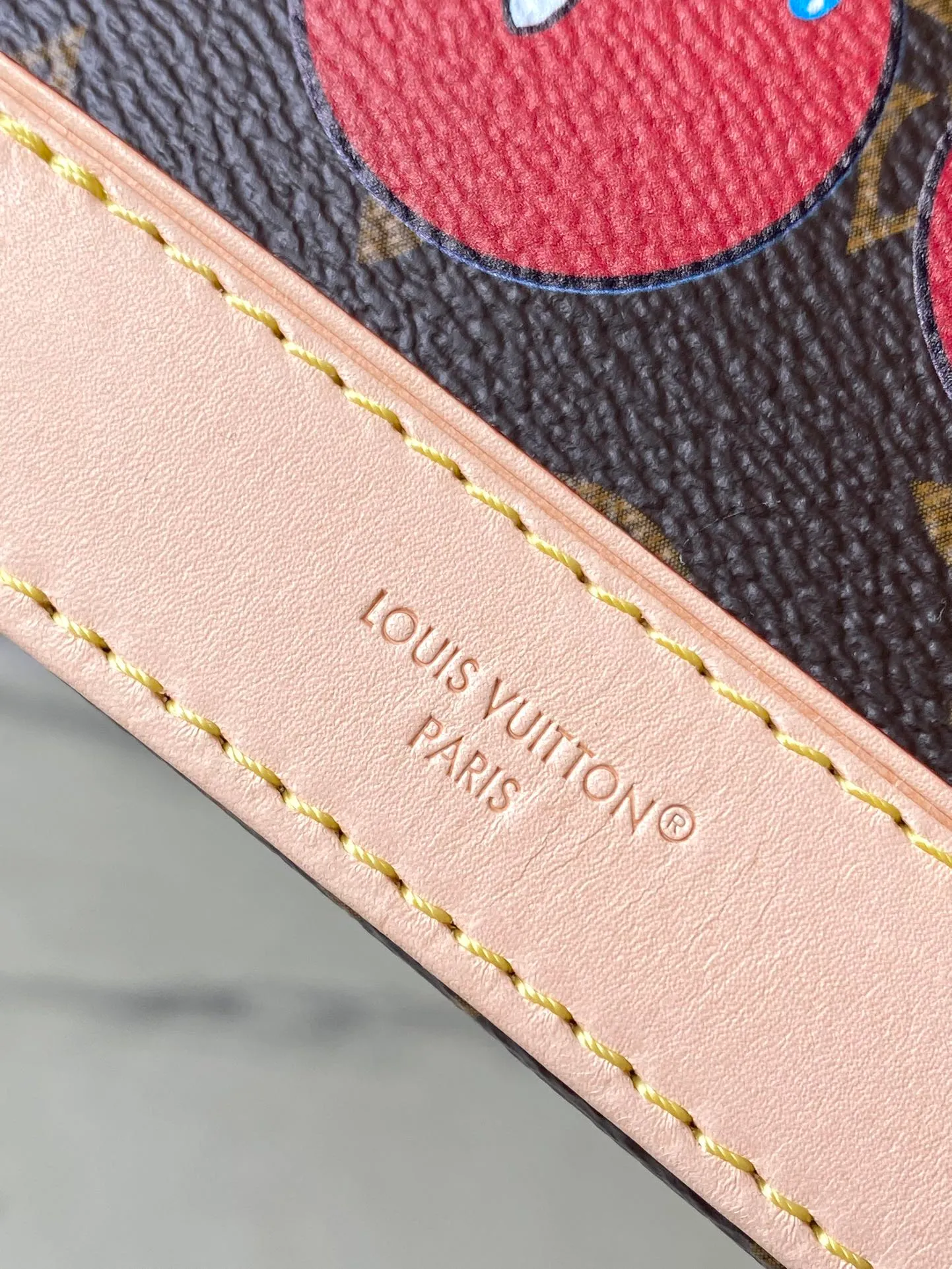 💰960 Top Original Order M13416 (82717 Cherry) This compact Nano Alma is embellished with the interesting cherry pattern of the replica Louis Vuitton x Murakami series, highlighting the playful style of the handbag. The handbag is made of Monogram coated canvas and trimmed with natural cowhide leather. It also features many classic brand elements, including top handles and a detachable shoulder strap with adjustable length, allowing it to be carried in a variety of ways. The bag is suitable for storing daily essentials, including a small wallet and a large smartphone.  18 x 12 x 8 cm (length x height x width)